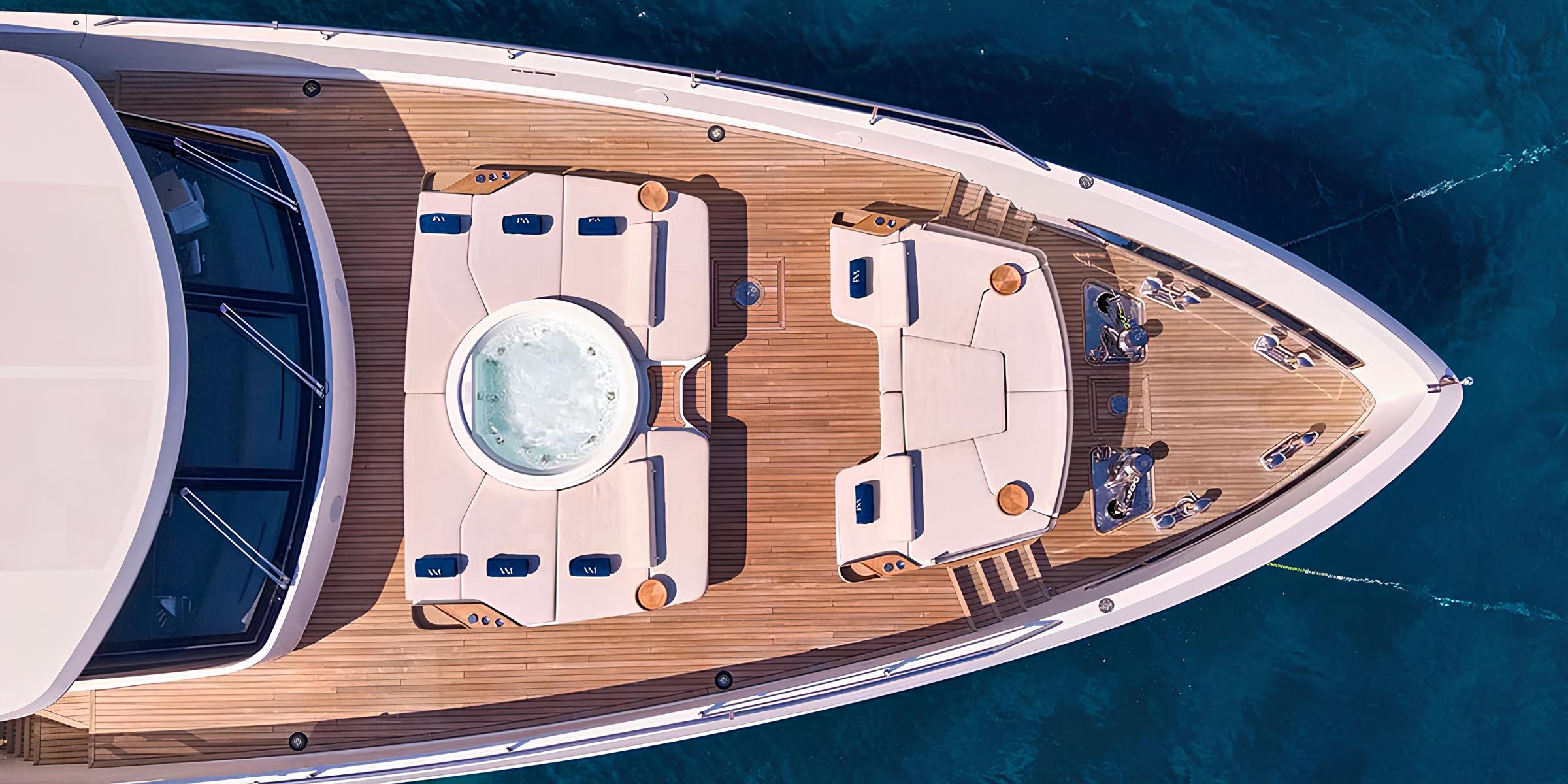 Зона отдыха на носу/Bow lounge area