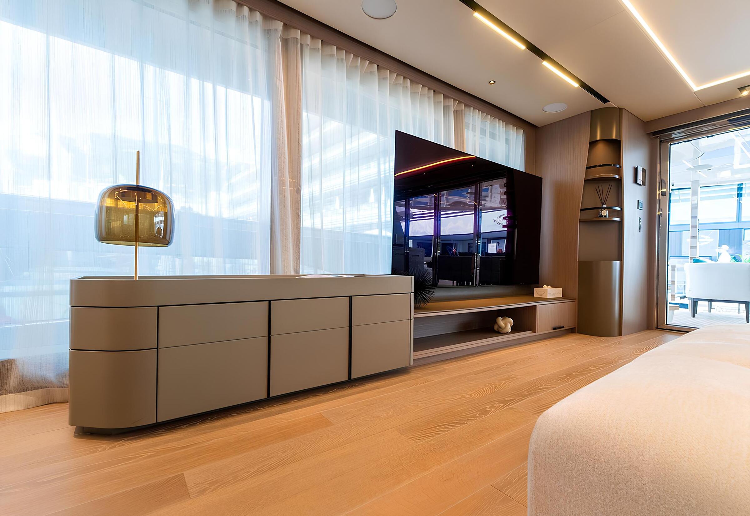 Зона отдыха в главном салоне/Main salon lounge area