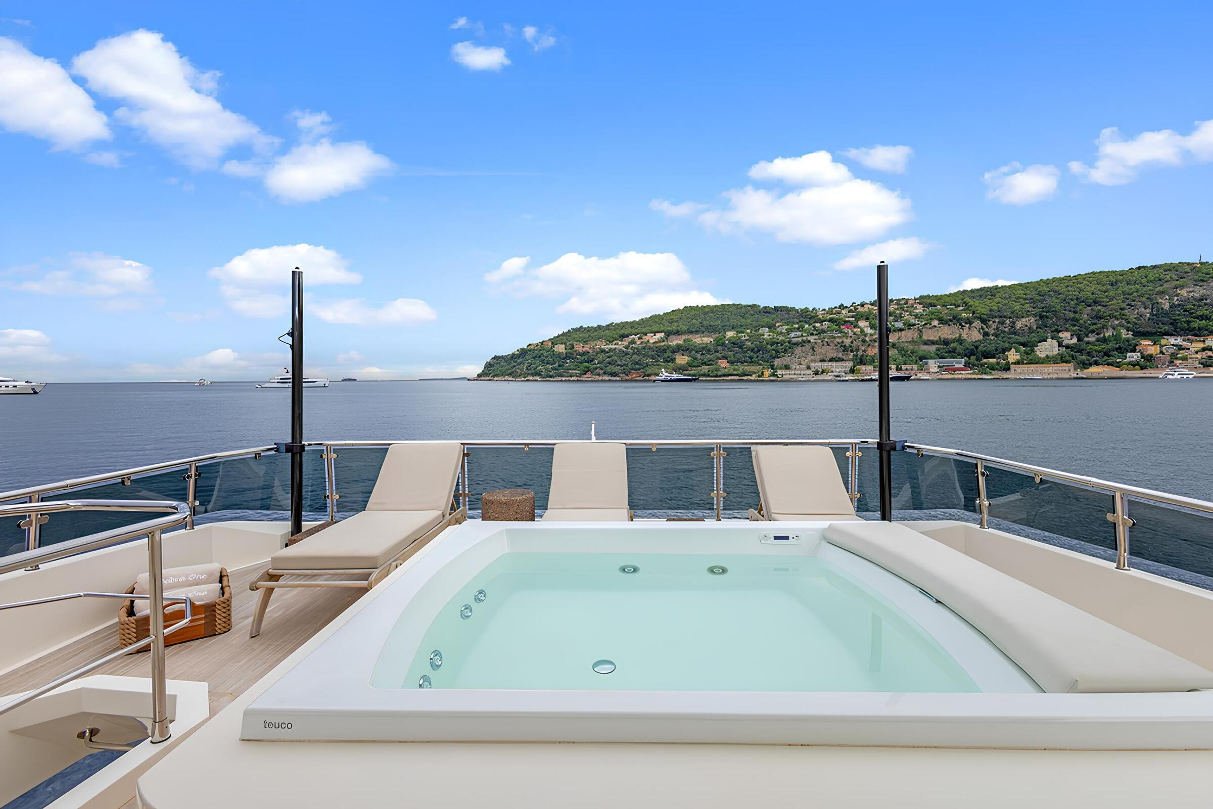 Джакузи на флайбридже/Flybridge jacuzzi