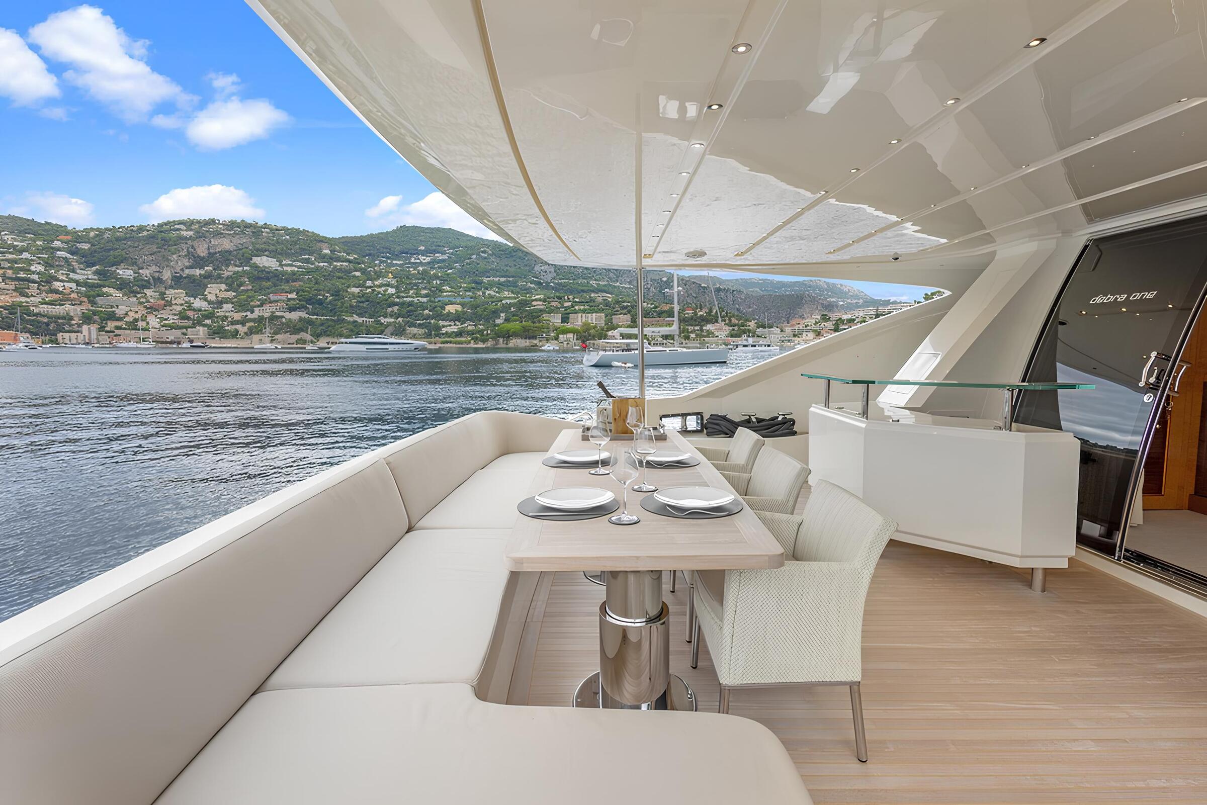 Обеденная зона в кокпите/Cockpit dining area