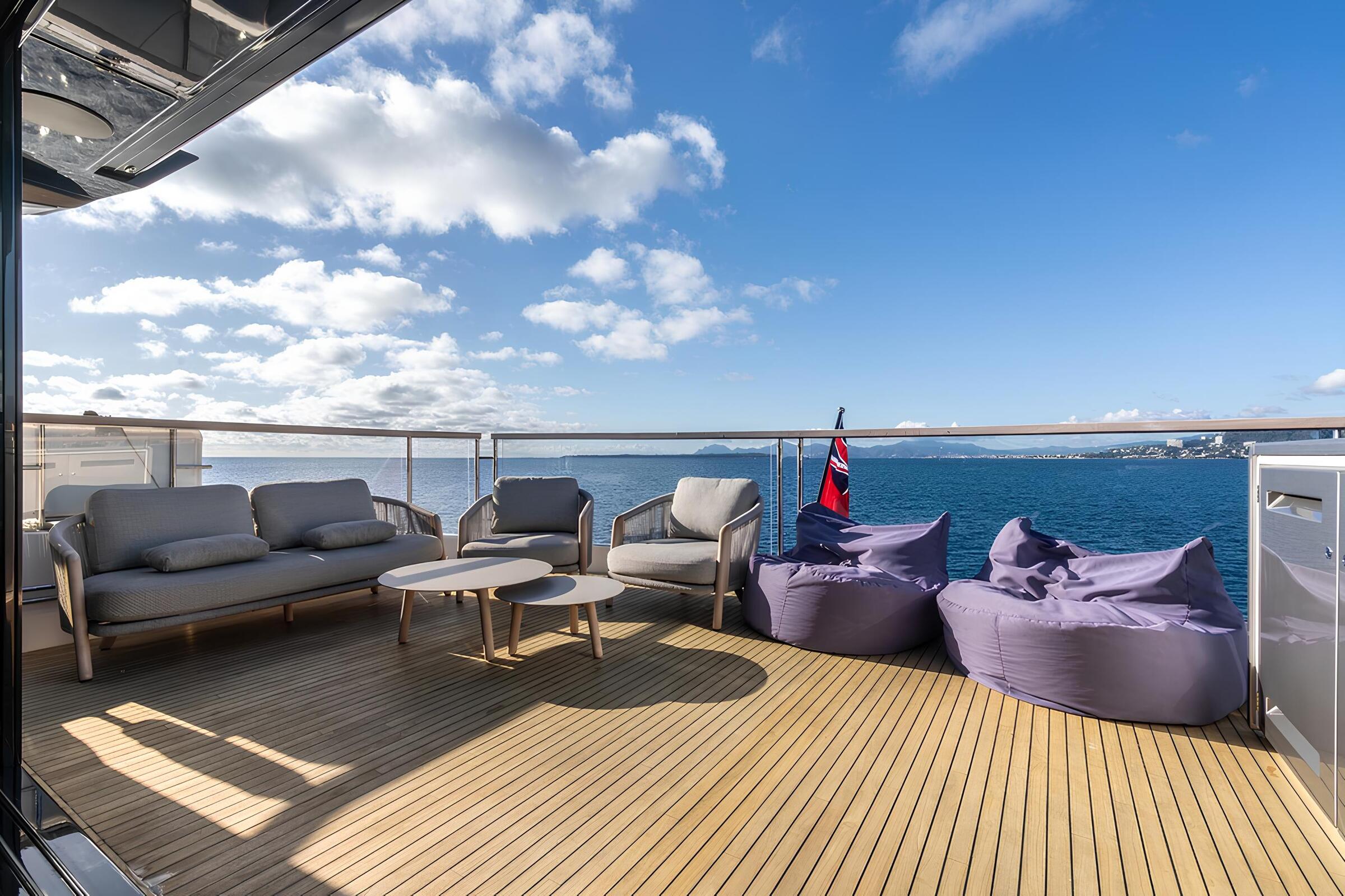 Зона отдыха на флайбридже/Flybridge lounge area