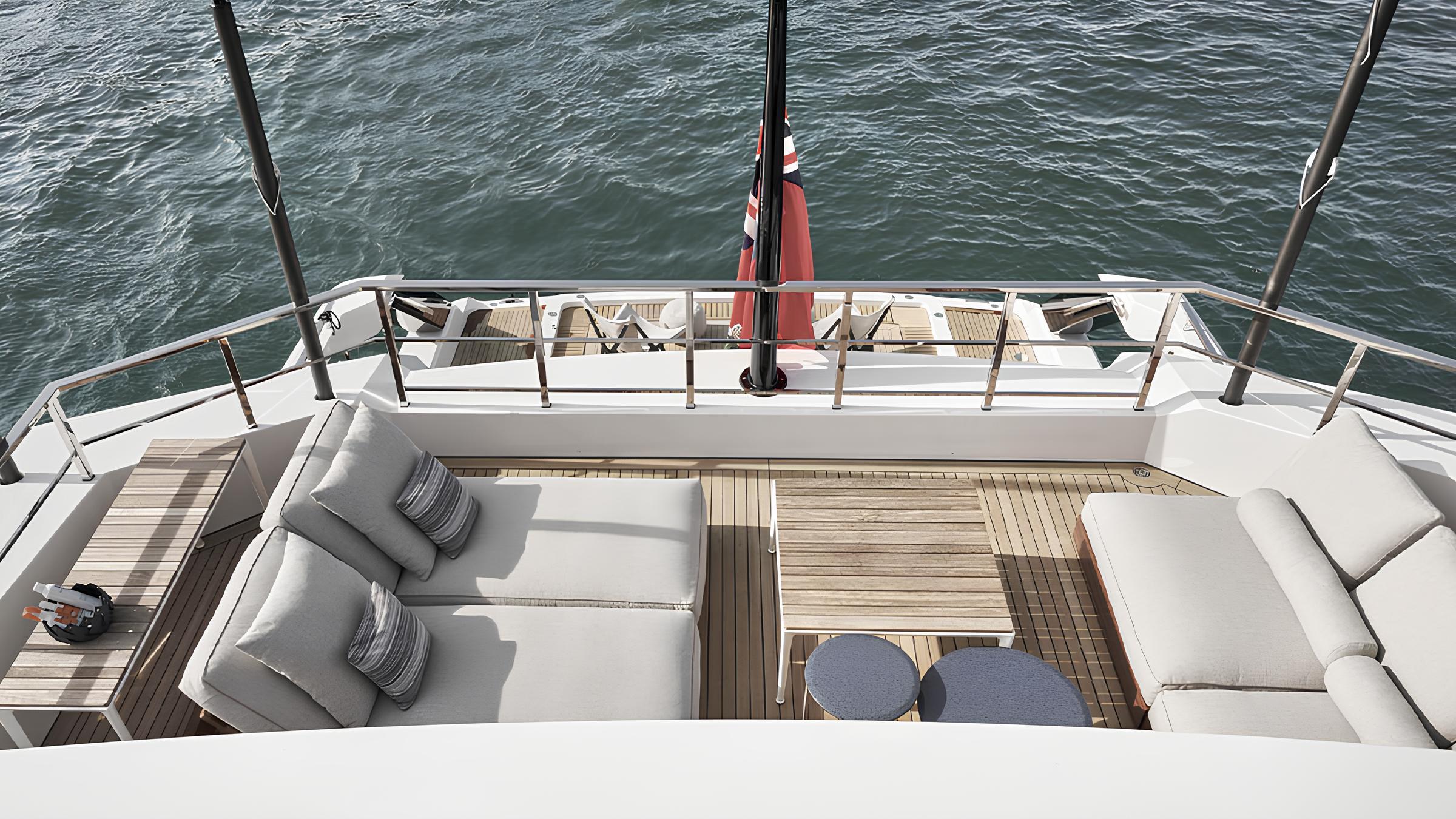 Зона отдыха на корме верхней палубы/Aft upper deck lounge area