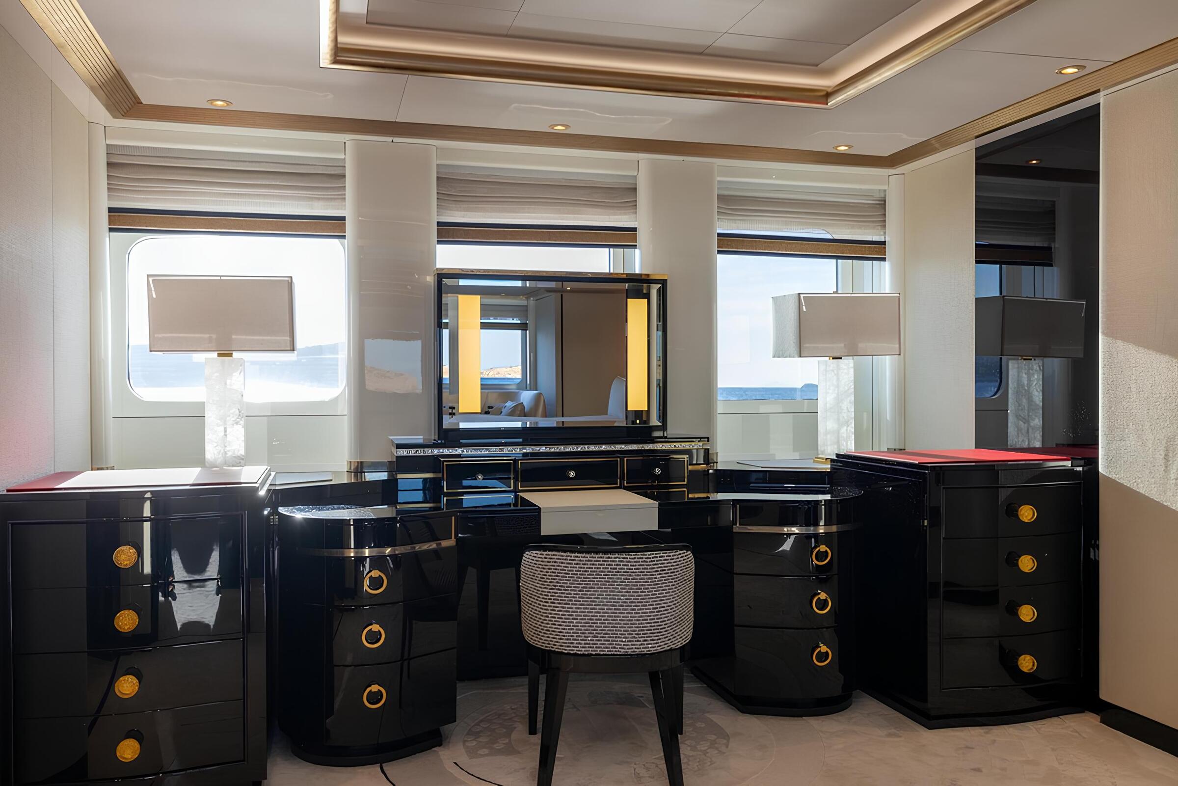 Столик для макияжа в каюте владельца/Make-up table in master cabin