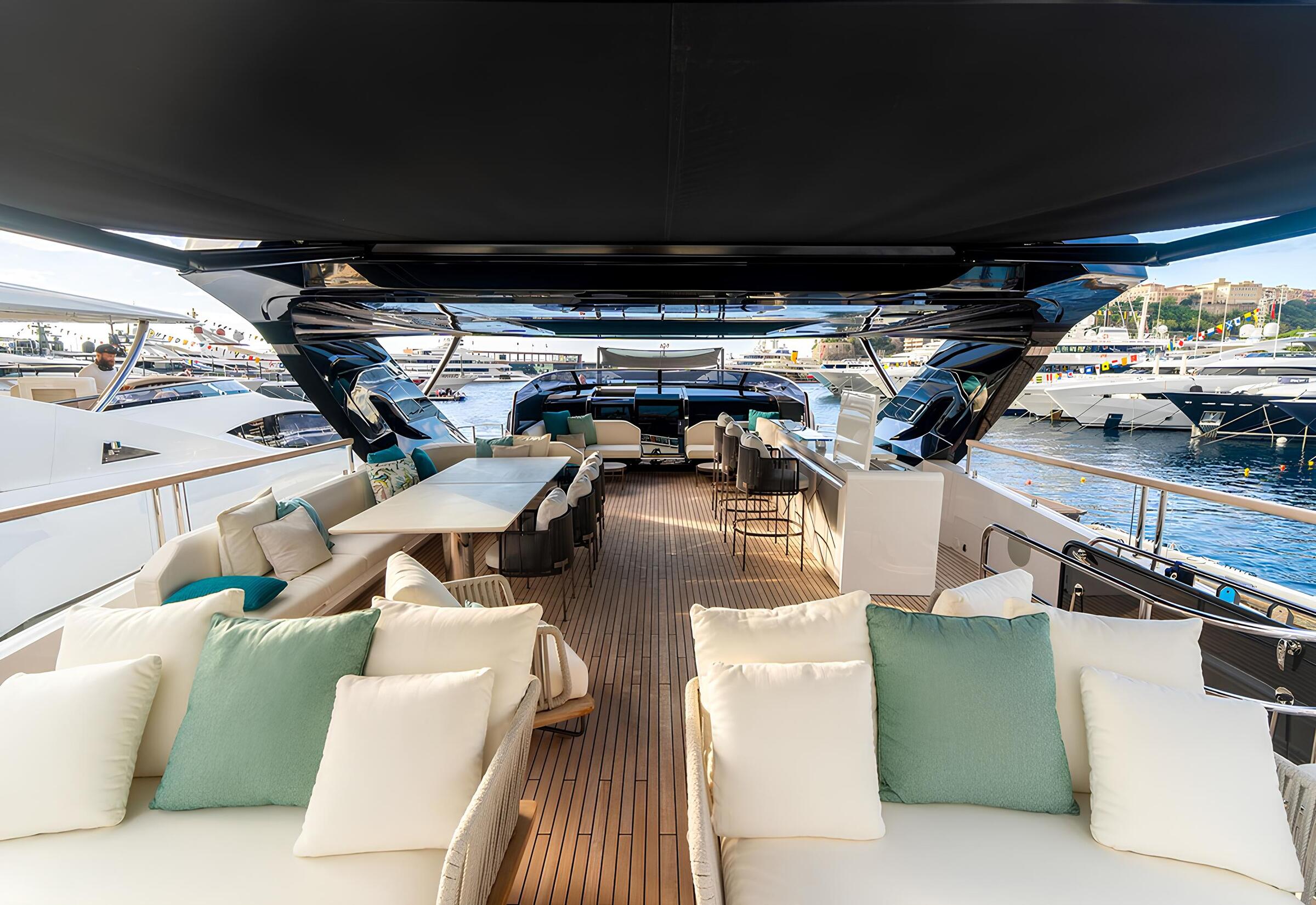 Зона отдыха на флайбридже/Flybridge lounge area