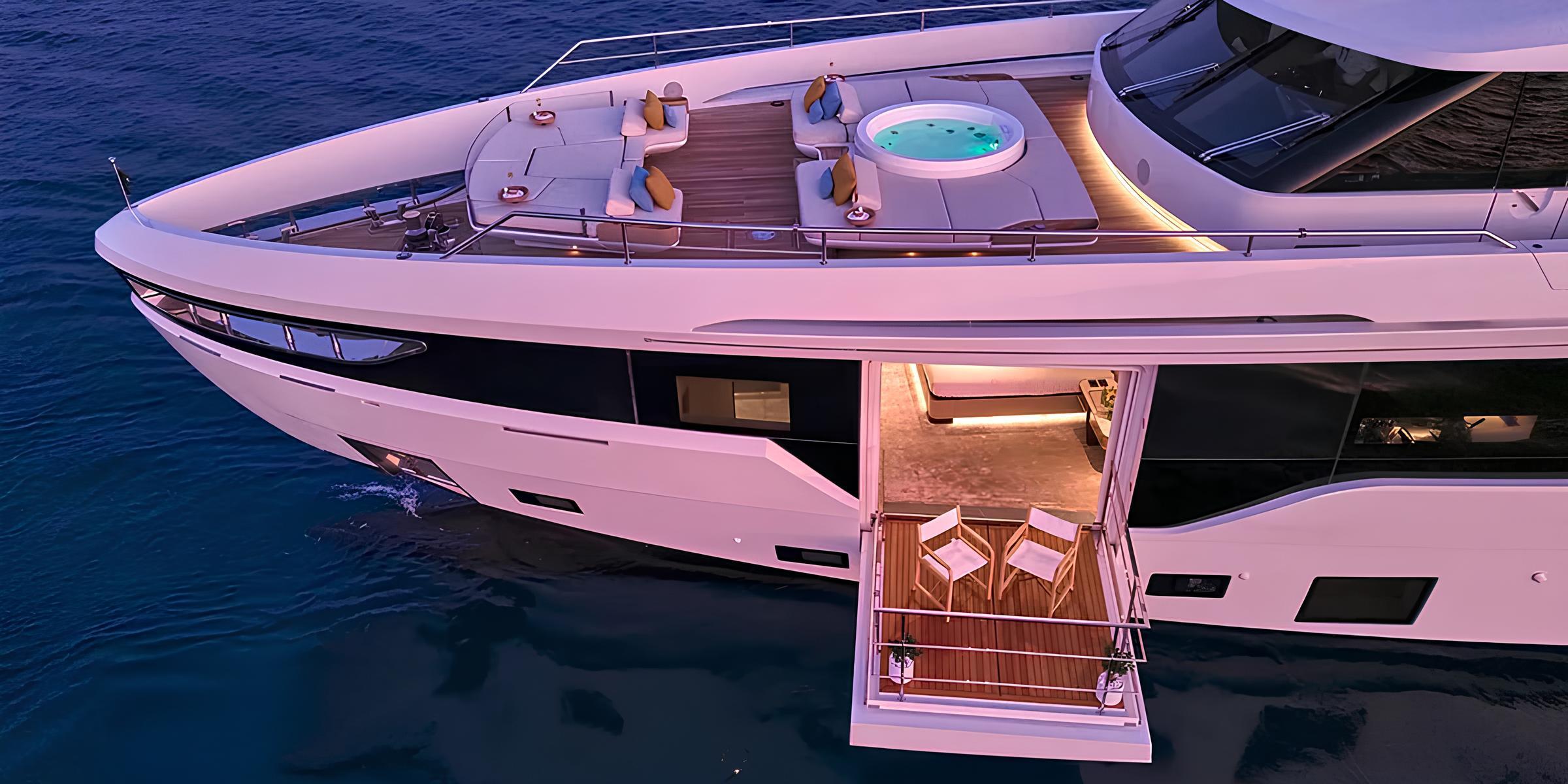 Зона отдыха на носу/Bow lounge area