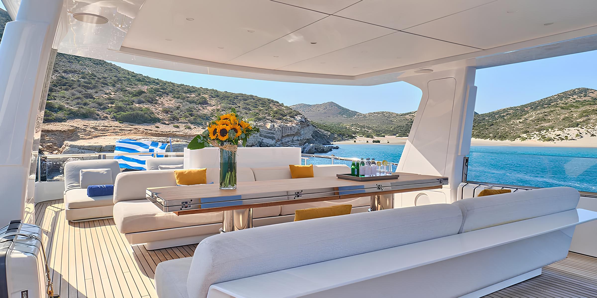 Обеденная зона на сандеке/Sundeck dining area