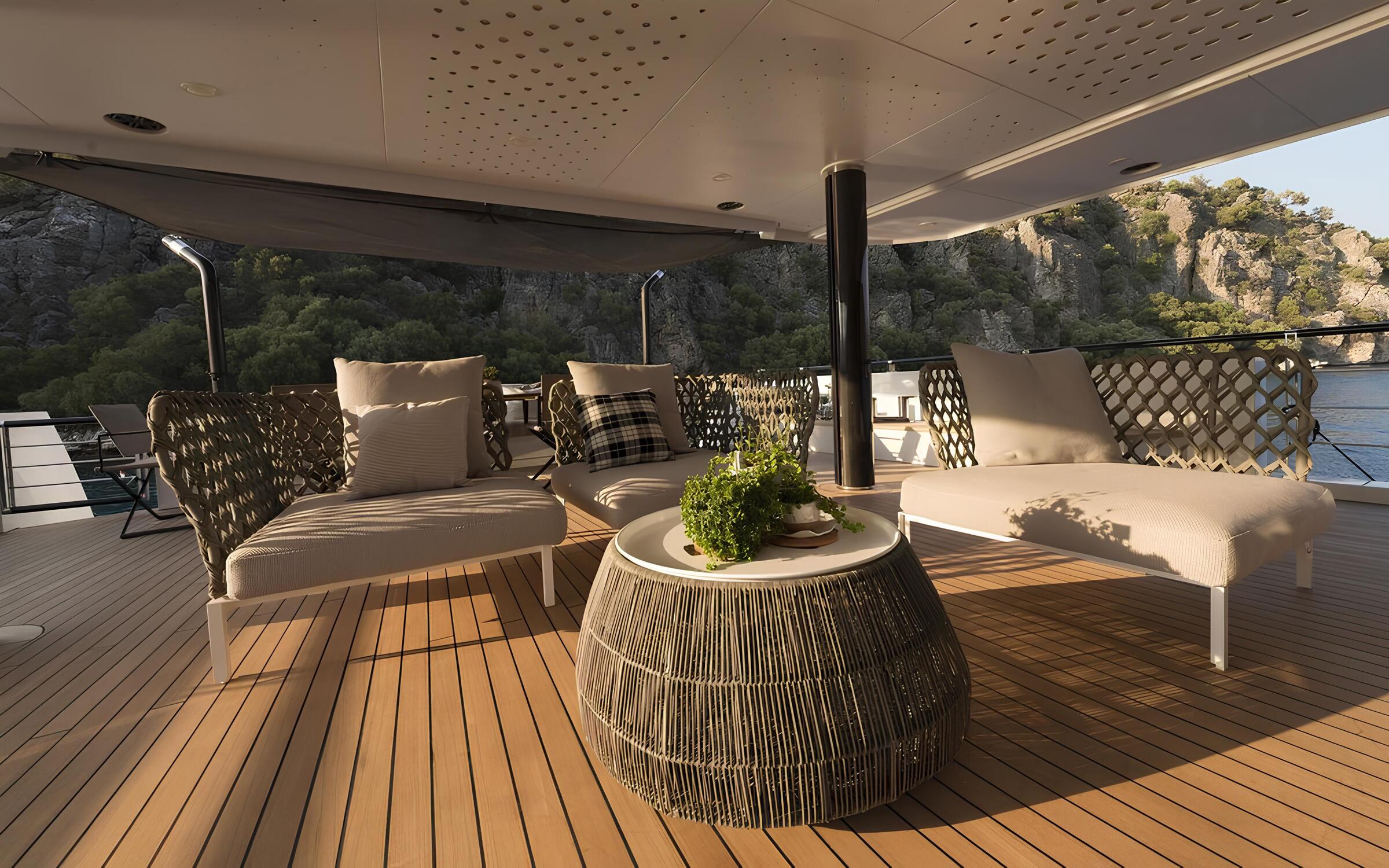 Зона отдыха на корме главной палубы/Aft main deck lounge area