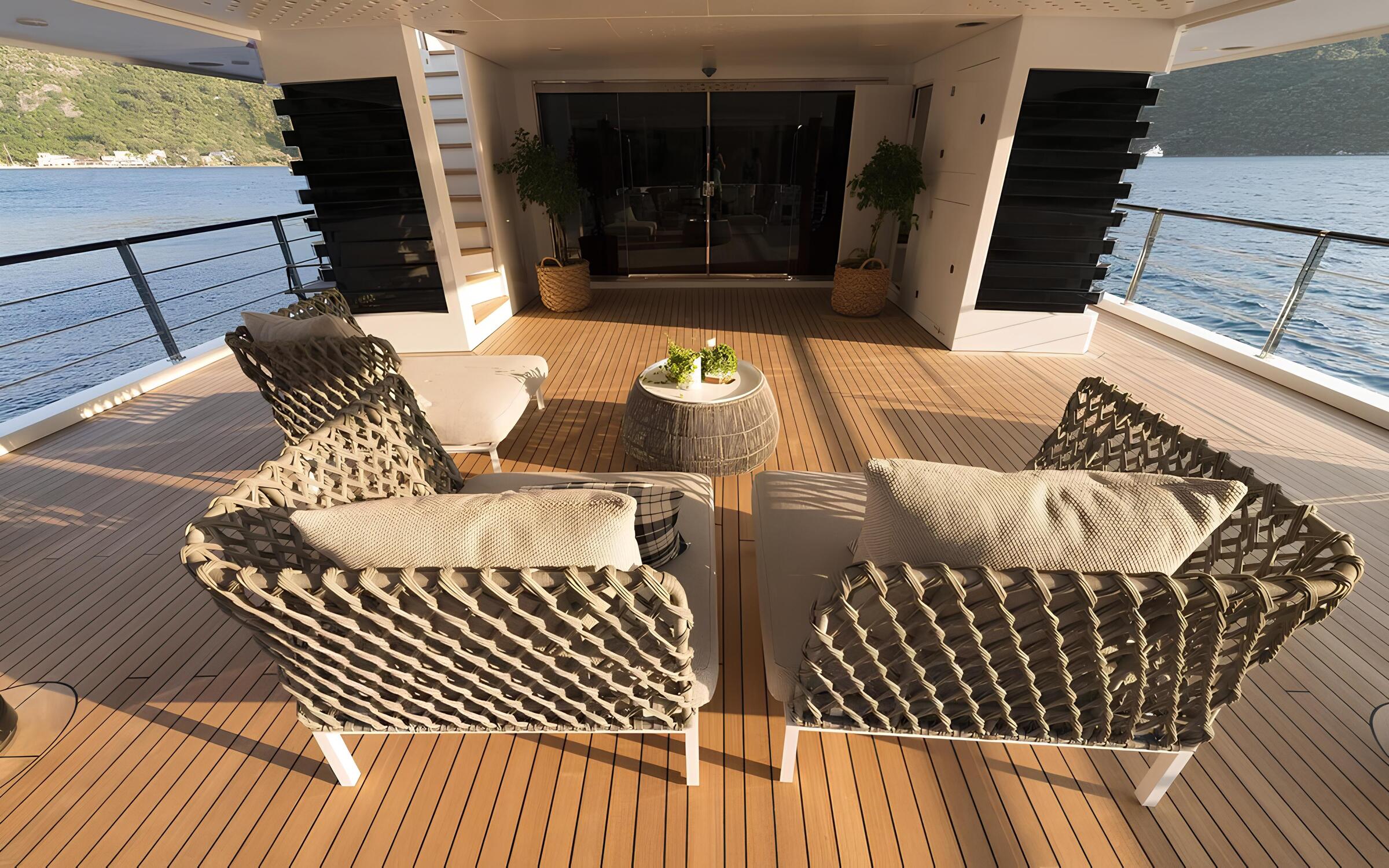 Зона отдыха на корме главной палубы/Aft main deck lounge area