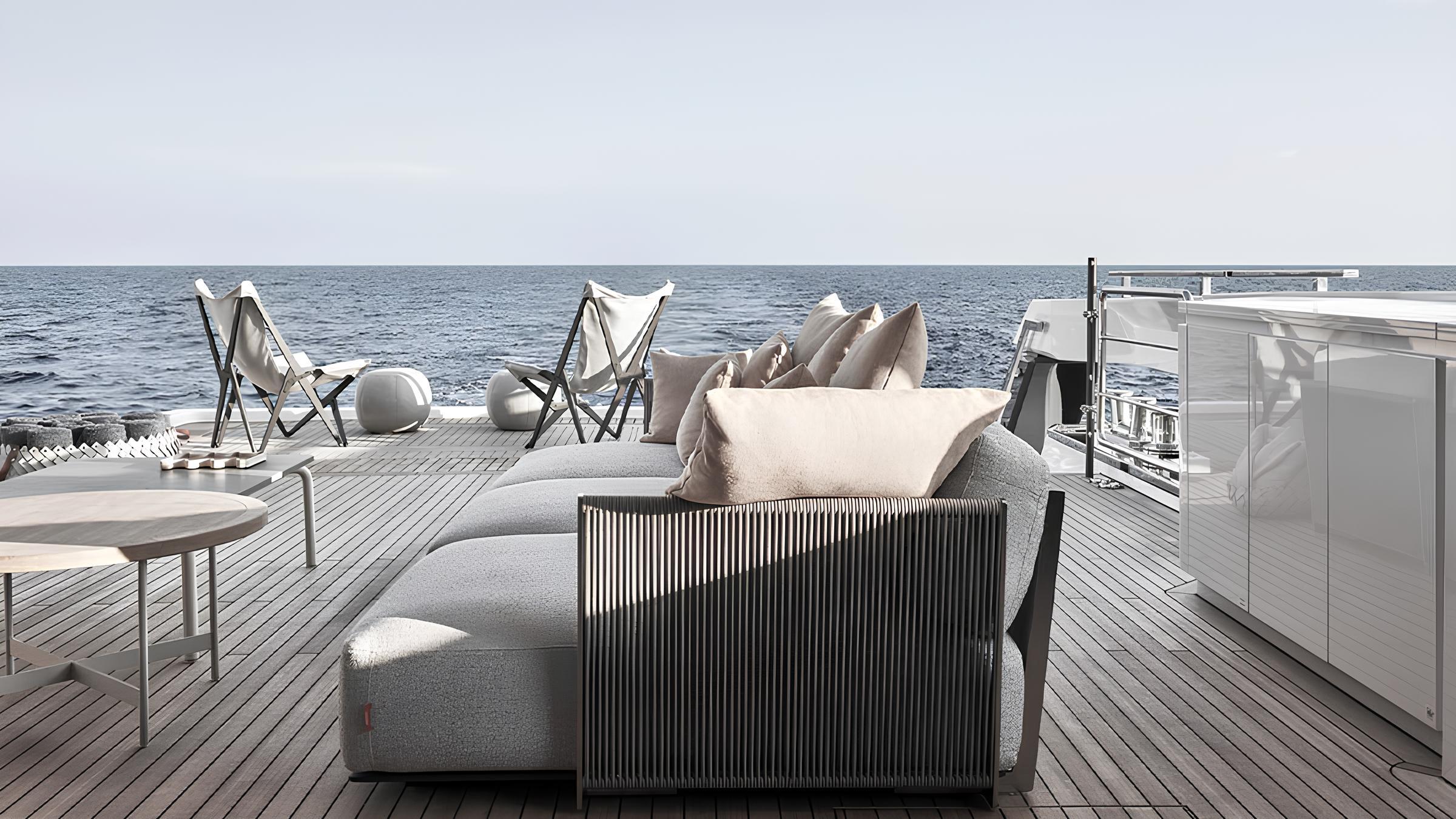 Зона отдыха на корме главной палубы/Aft main deck lounge area