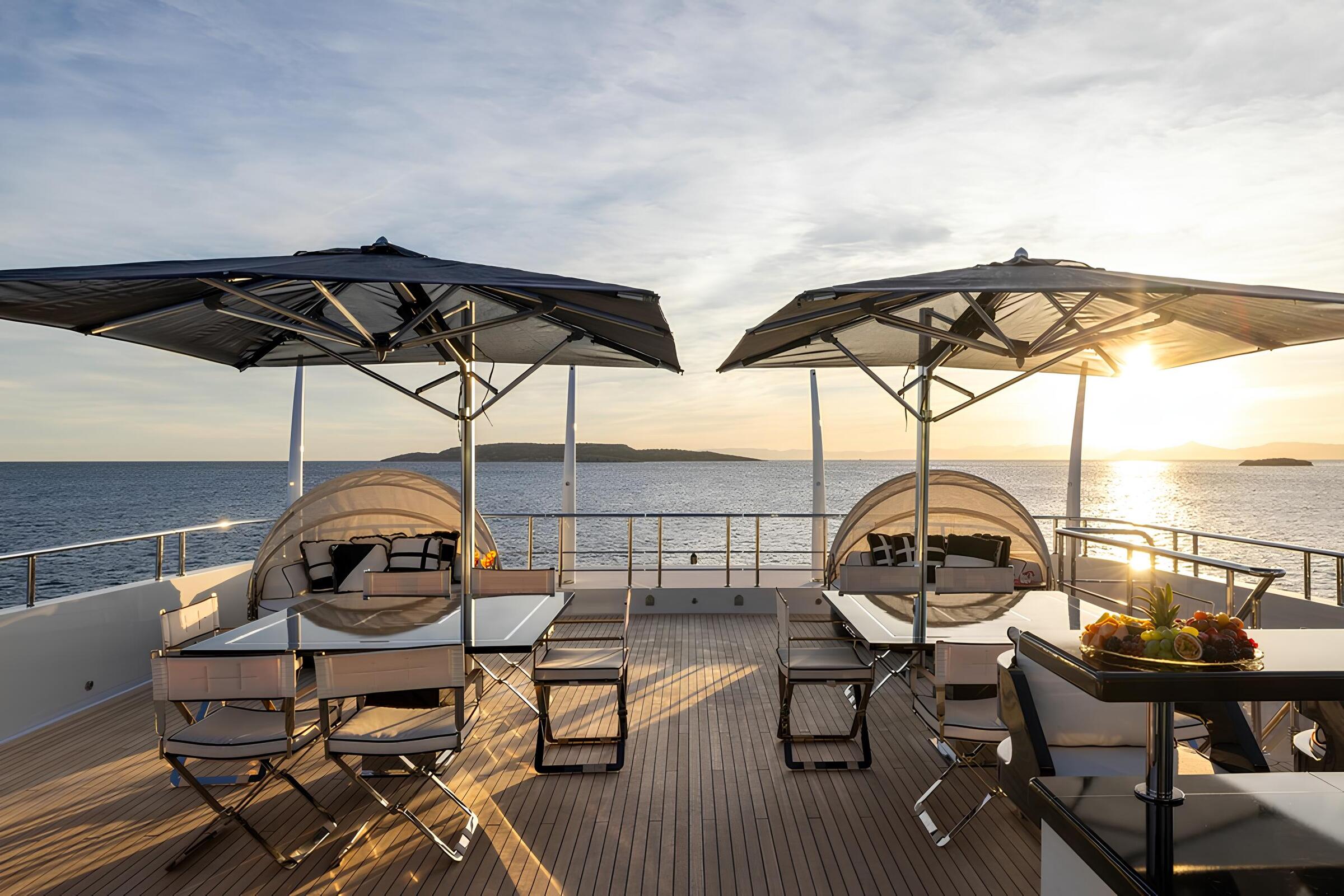 Зона отдыха на сандеке/Sundeck lounge area