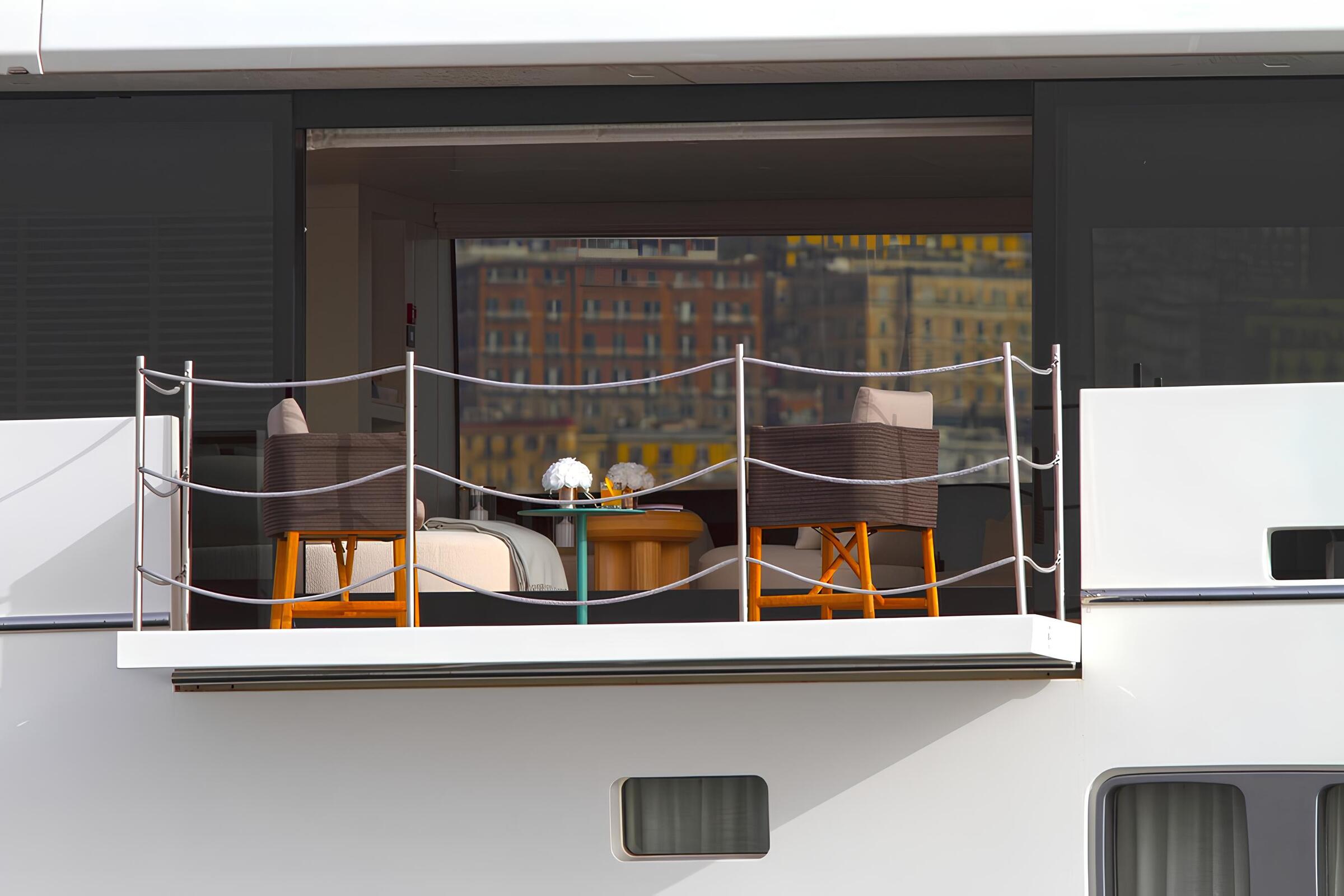 Откидной балкон по правому борту/Folding starboard balcony