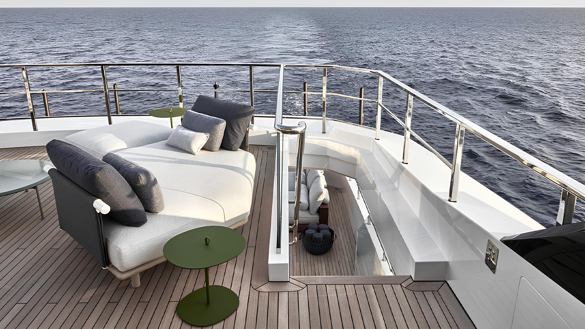 Зона отдыха на сандеке/Sundeck lounge area