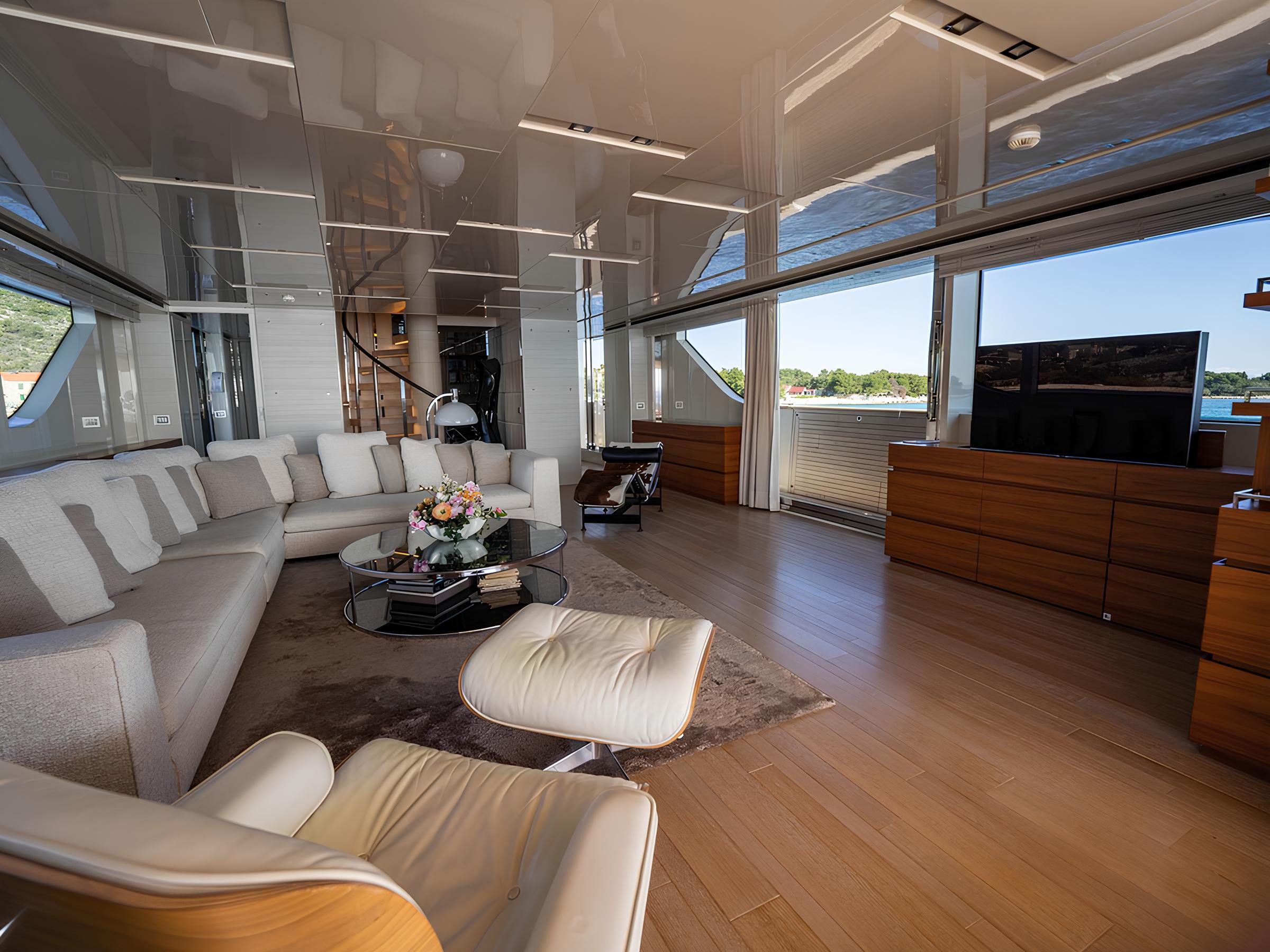Зона отдыха в главном салоне/Main salon lounge area