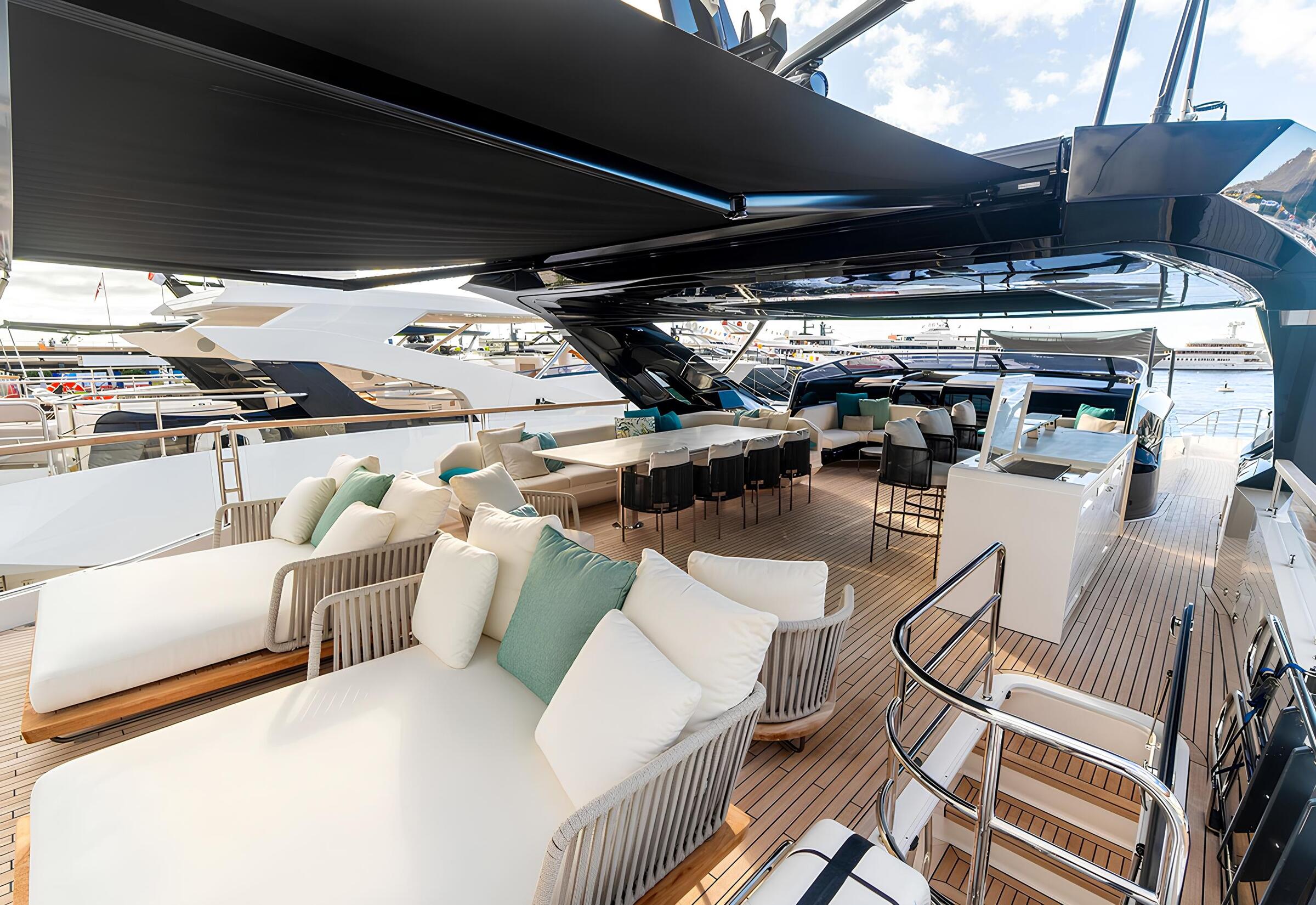 Зона отдыха на флайбридже/Flybridge lounge area