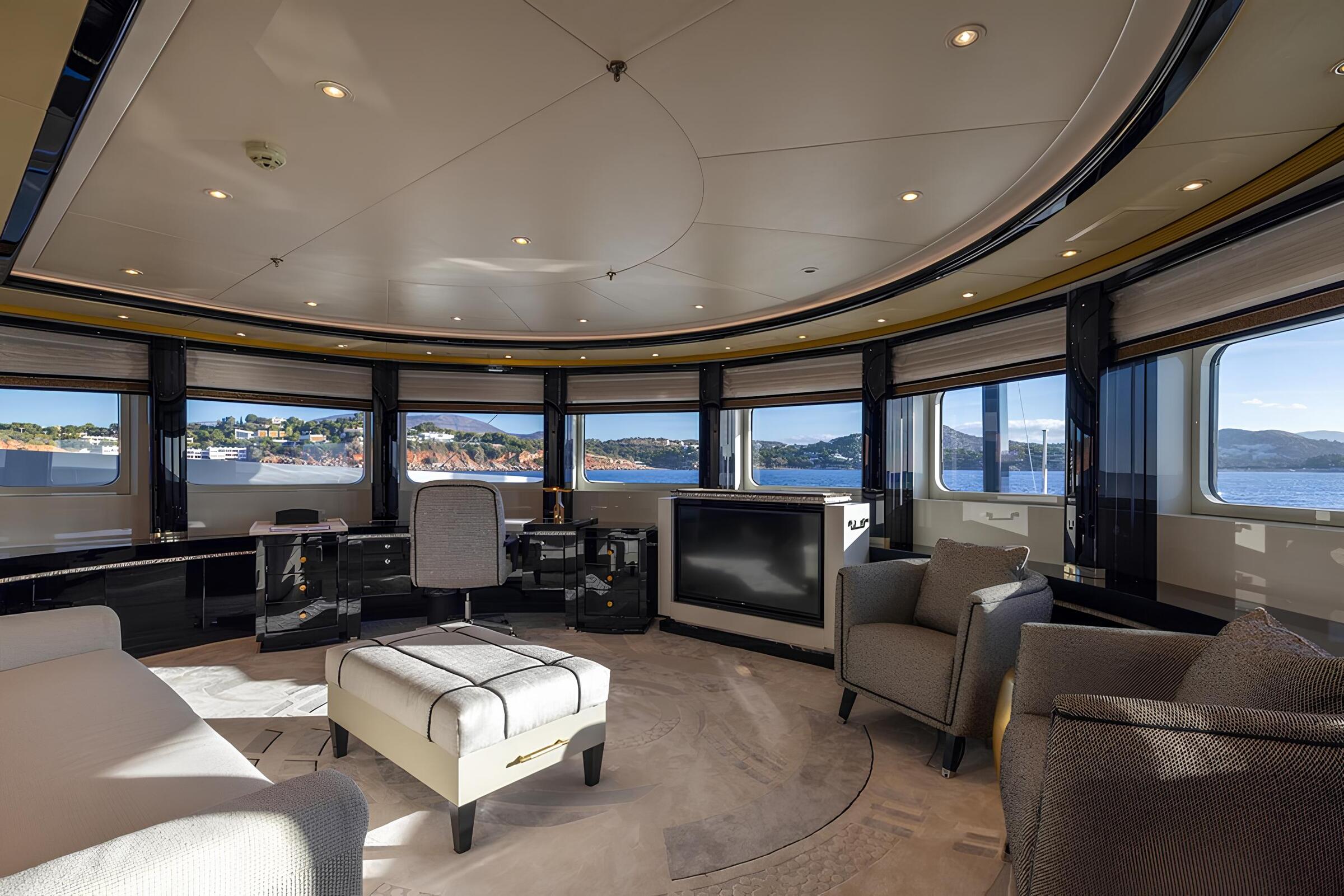 Зона отдыха в каюте владельца/Master cabin lounge area