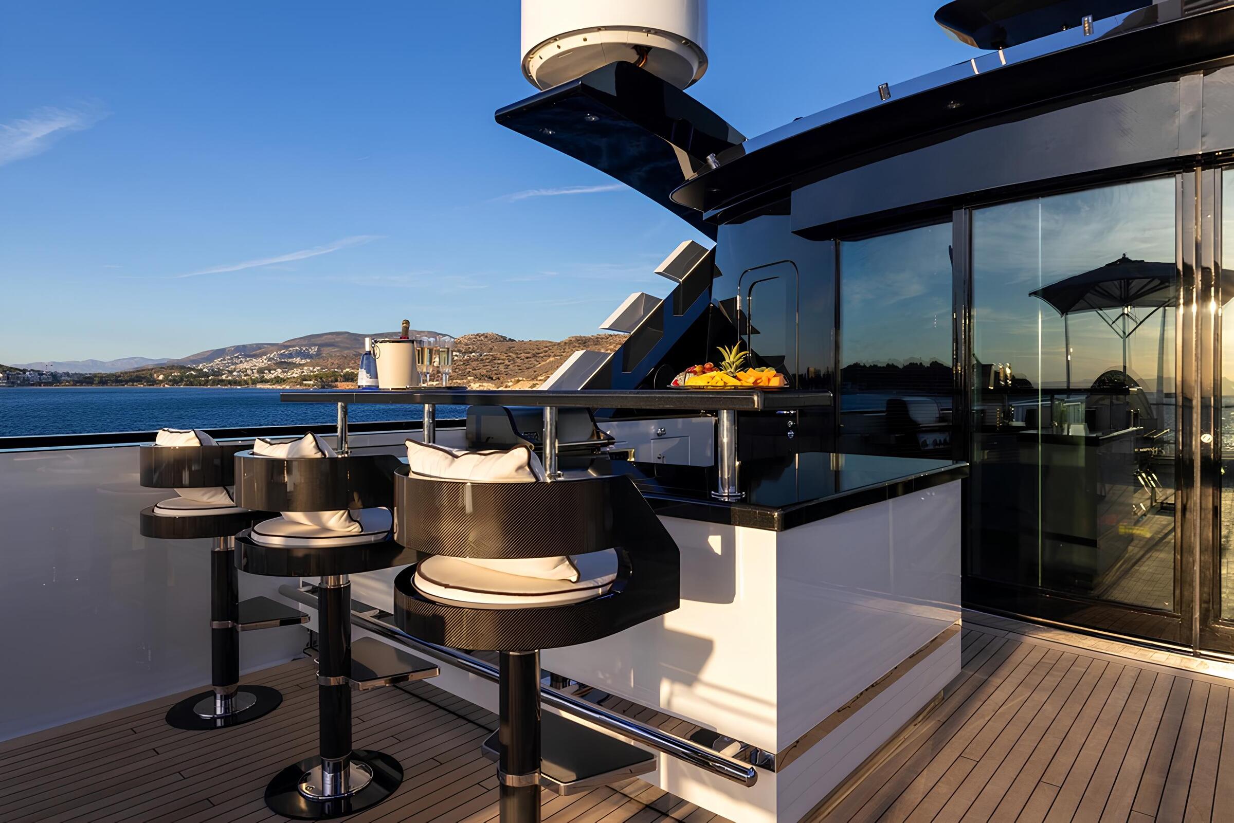 Бар на сандеке/Sundeck bar