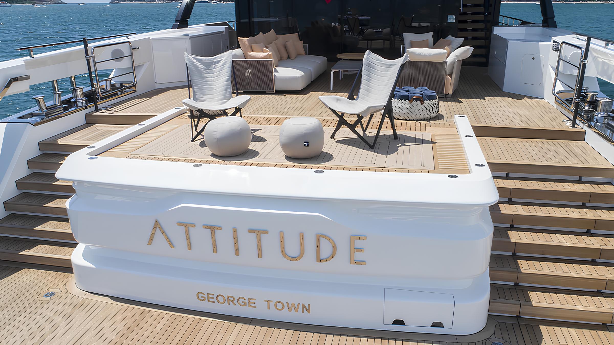 Зона отдыха на корме главной палубы/Aft main deck lounge area