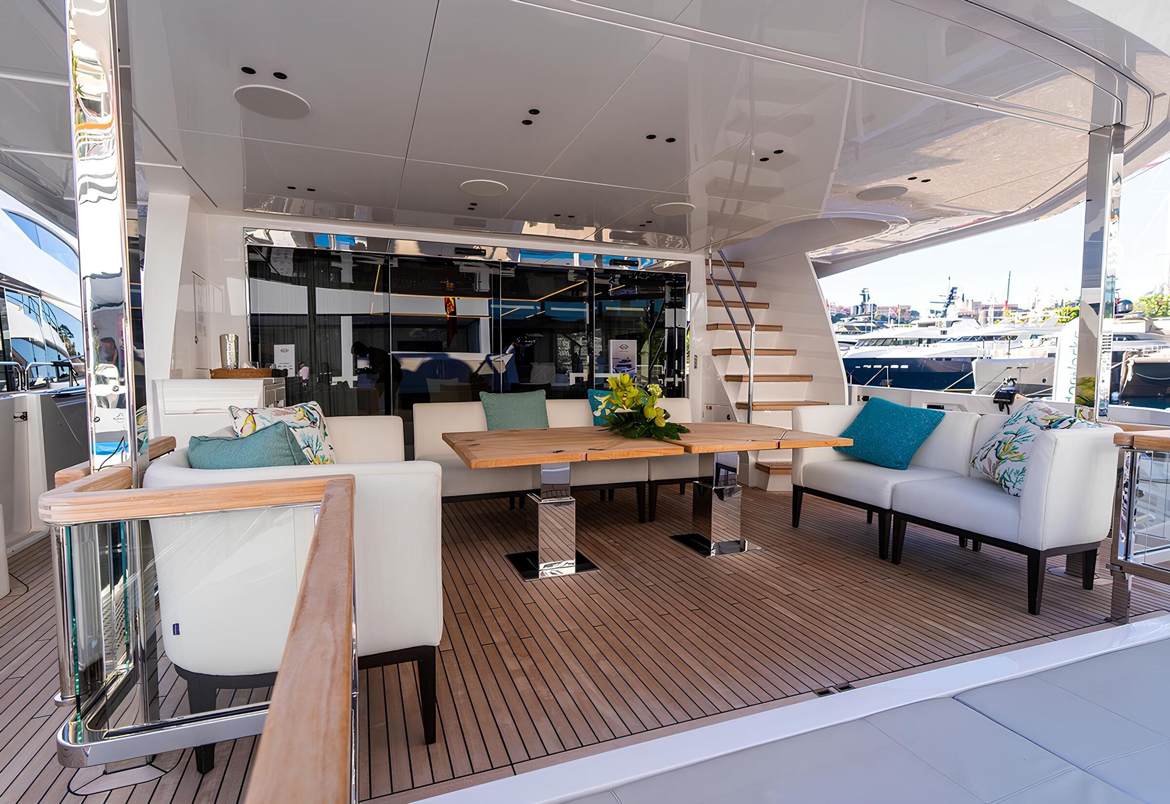 Обеденная зона в кокпите/Cockpit dining area