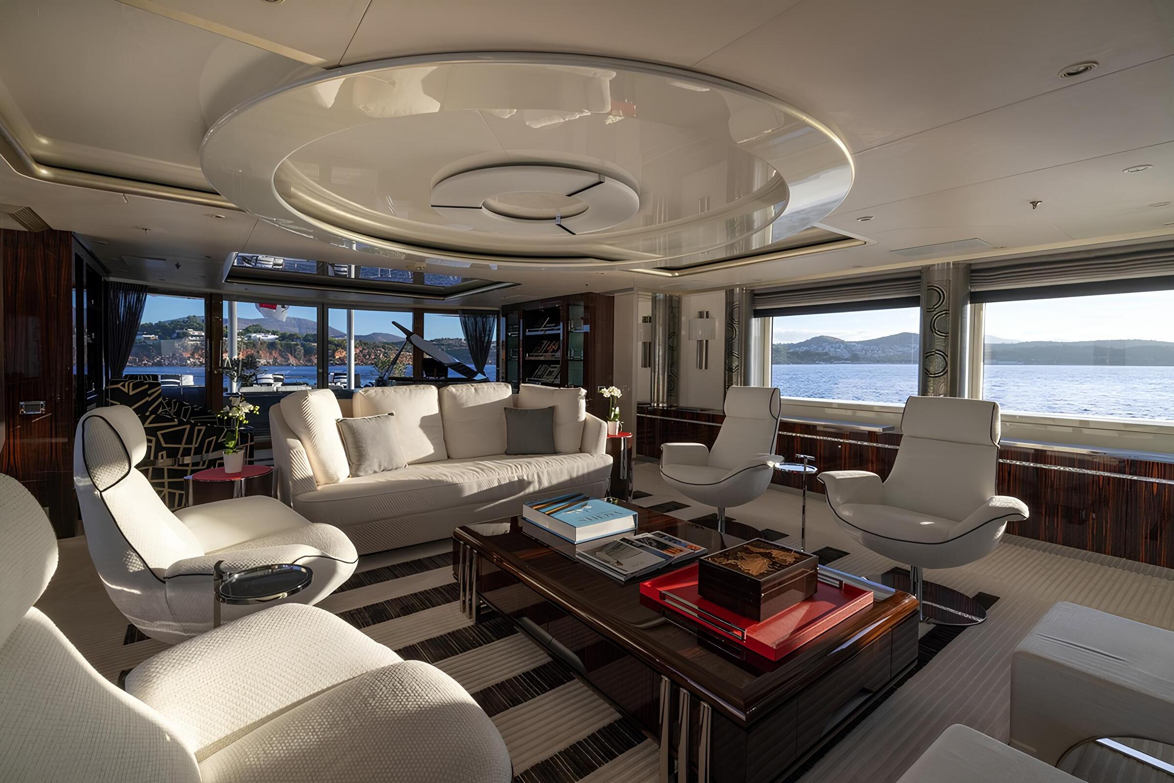 Зона отдыха в главном салоне/Main salon lounge area