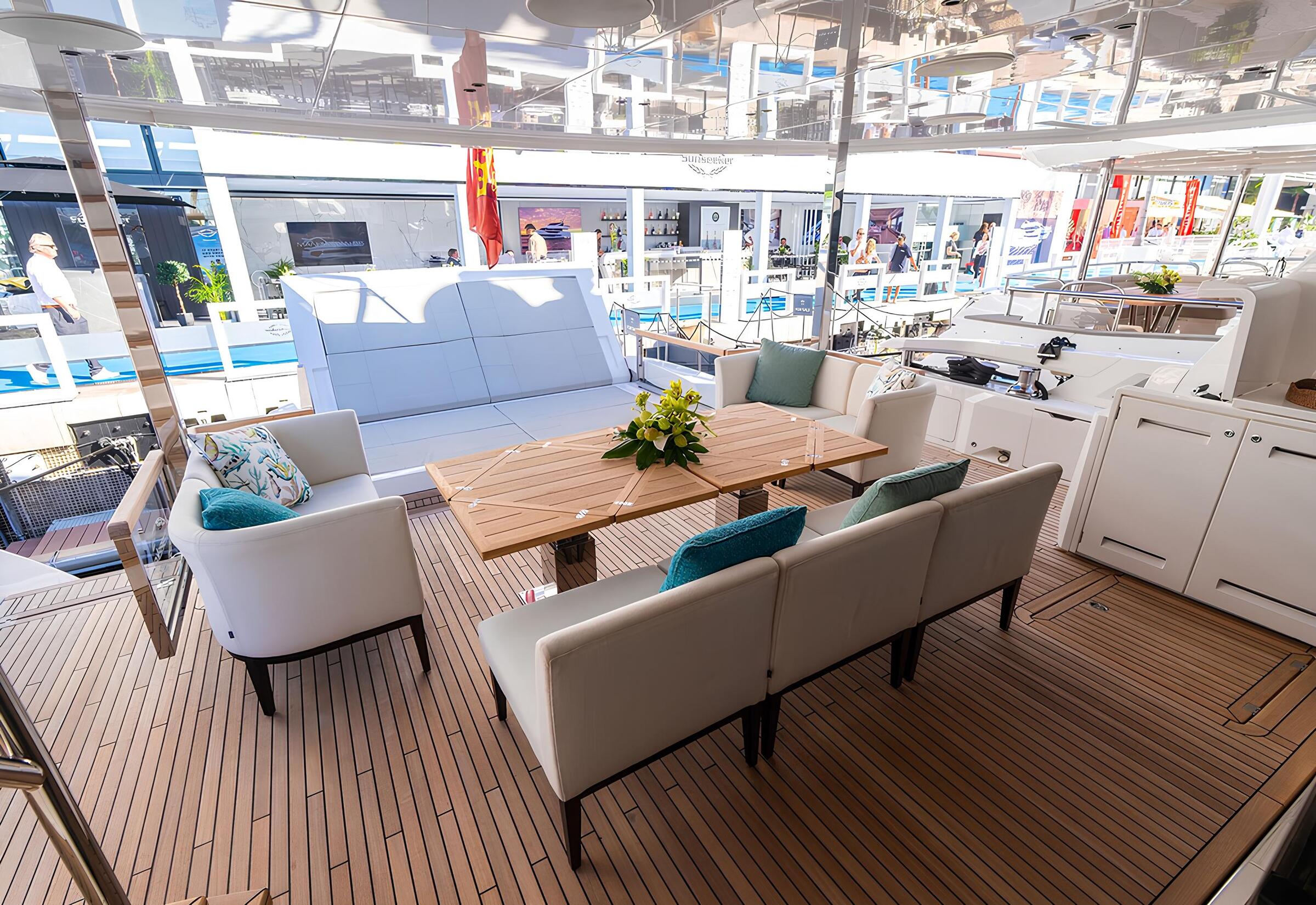 Обеденная зона в кокпите/Cockpit dining area