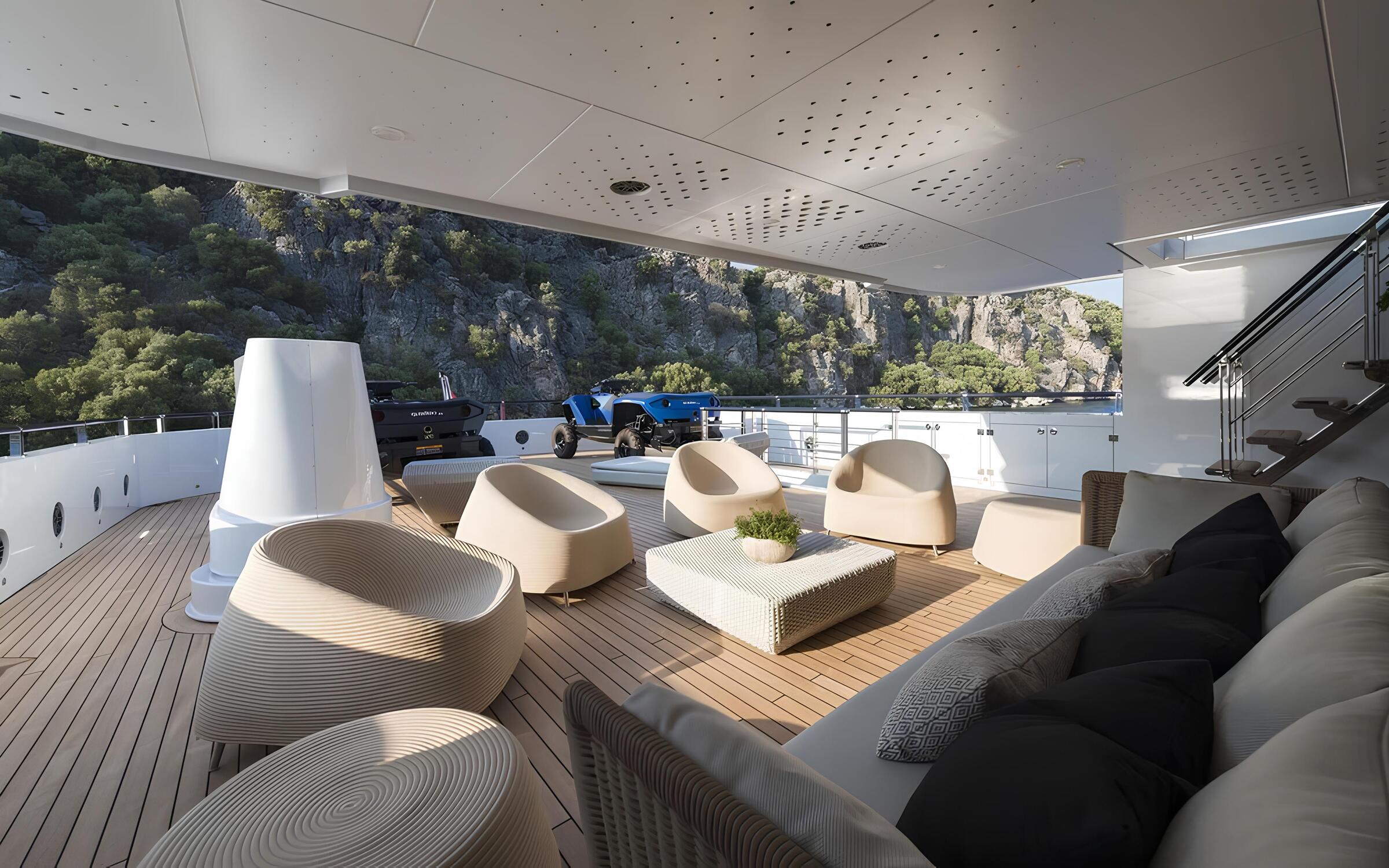 Зона отдыха на корме верхней палубы/Aft upper deck lounge area