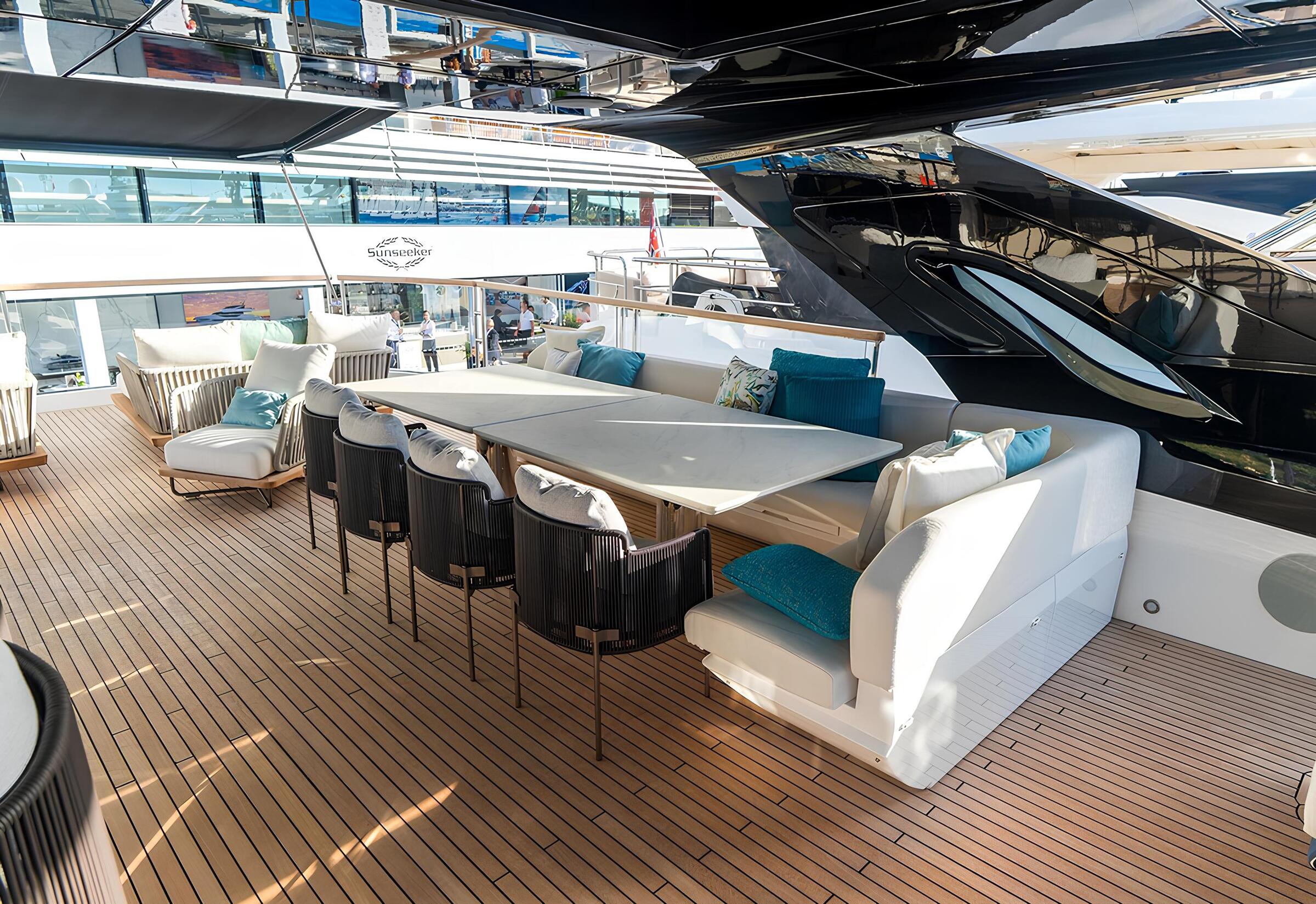 Обеденная зона на флайбридже/Flybridge dining area