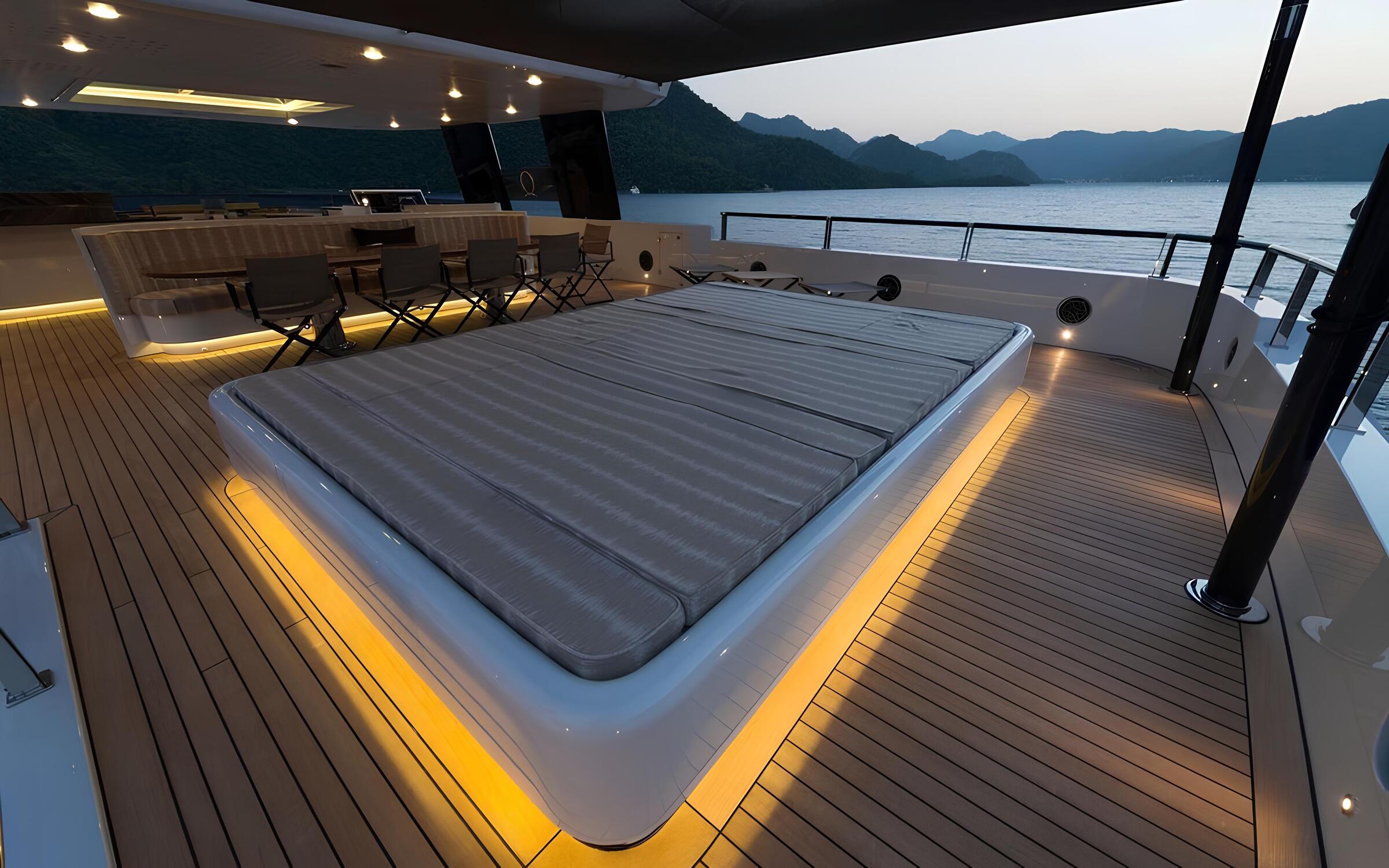 Зона отдыха на сандеке/Sundeck lounge area