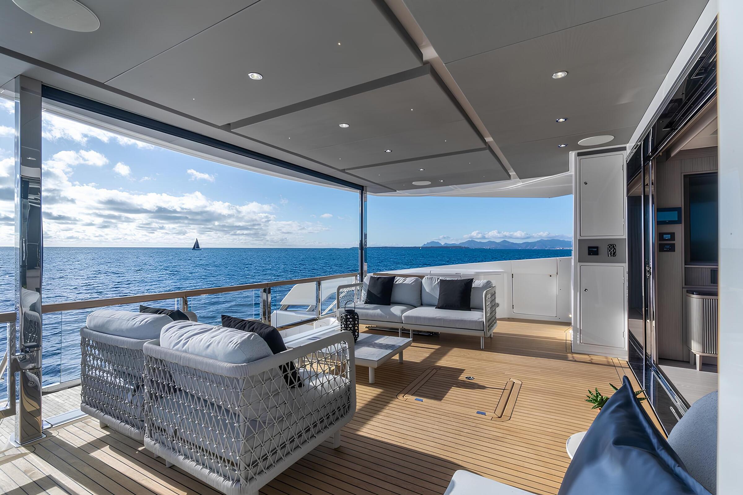 Зона отдыха на корме главной палубы/Aft main deck lounge area