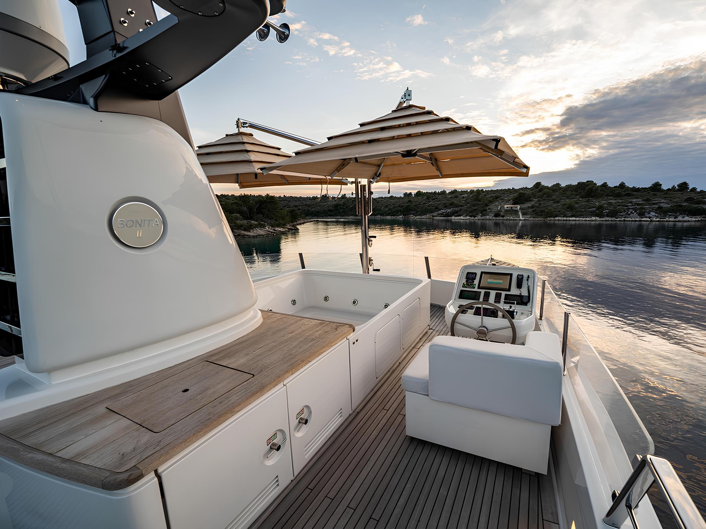 Зона отдыха на сандеке/Sundeck lounge area