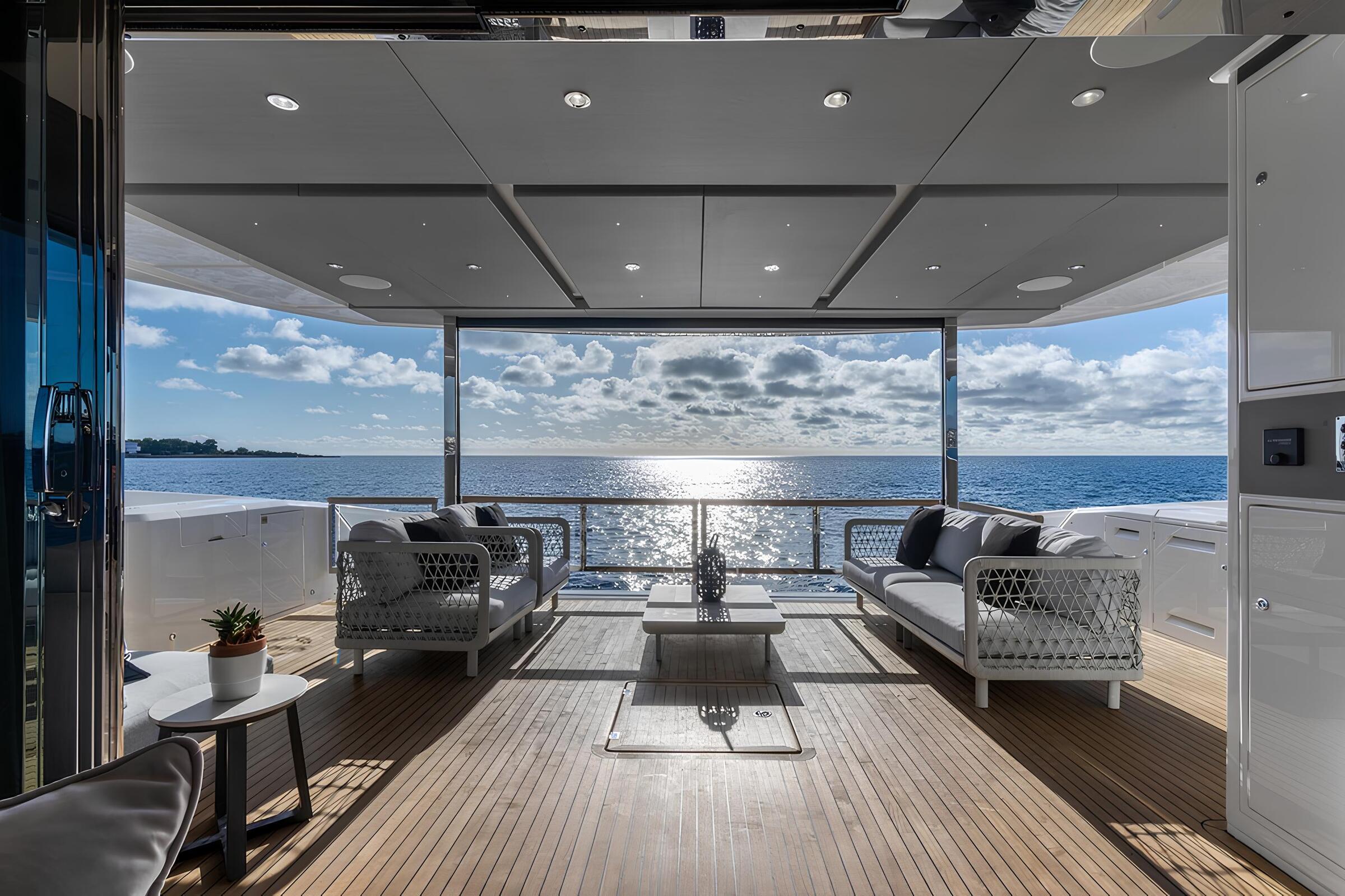 Зона отдыха на корме главной палубы/Aft main deck lounge area