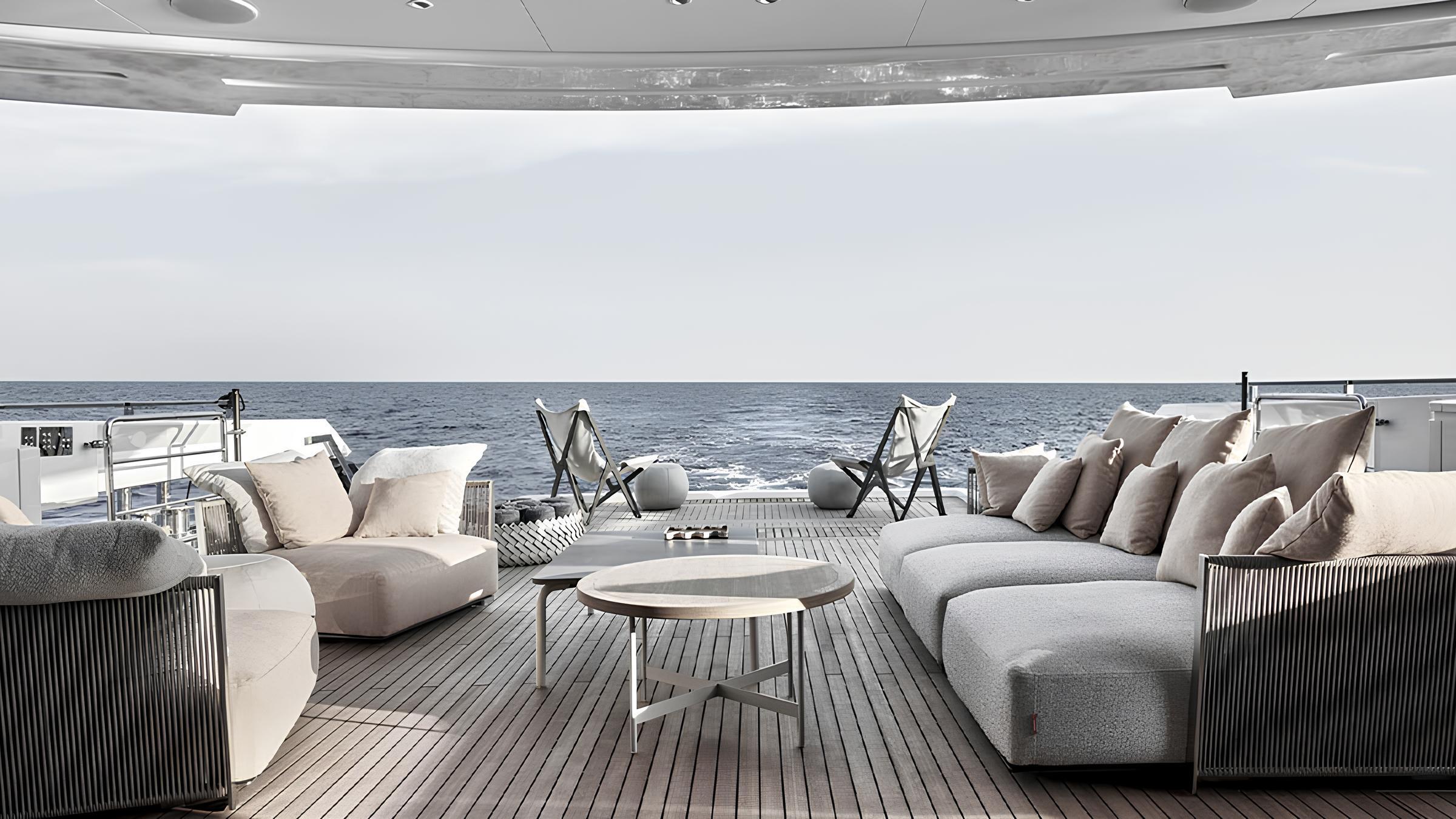 Зона отдыха на корме главной палубы/Aft main deck lounge area
