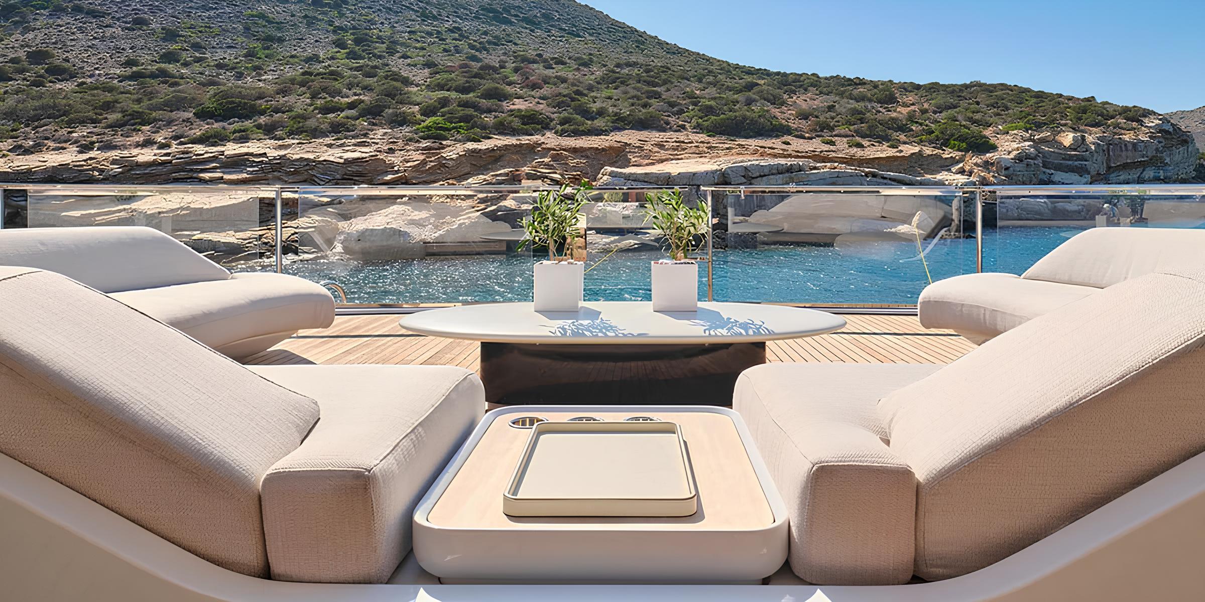 Зона отдыха на корме главной палубы/Aft main deck lounge area