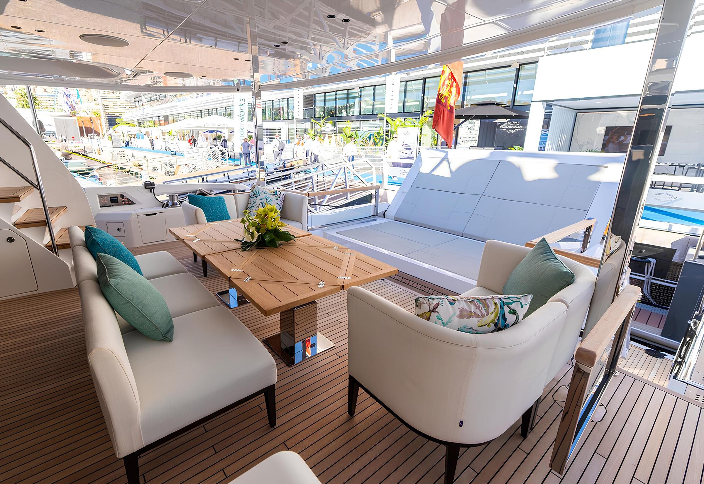 Обеденная зона в кокпите/Cockpit dining area