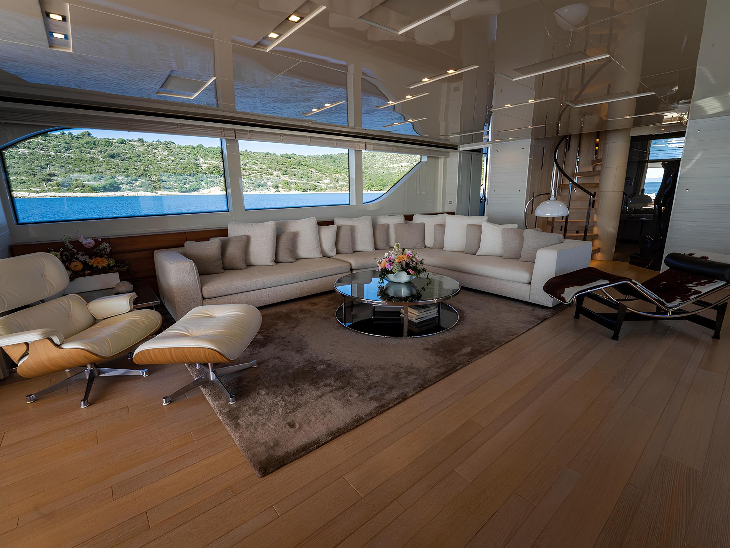 Зона отдыха в главном салоне/Main salon lounge area