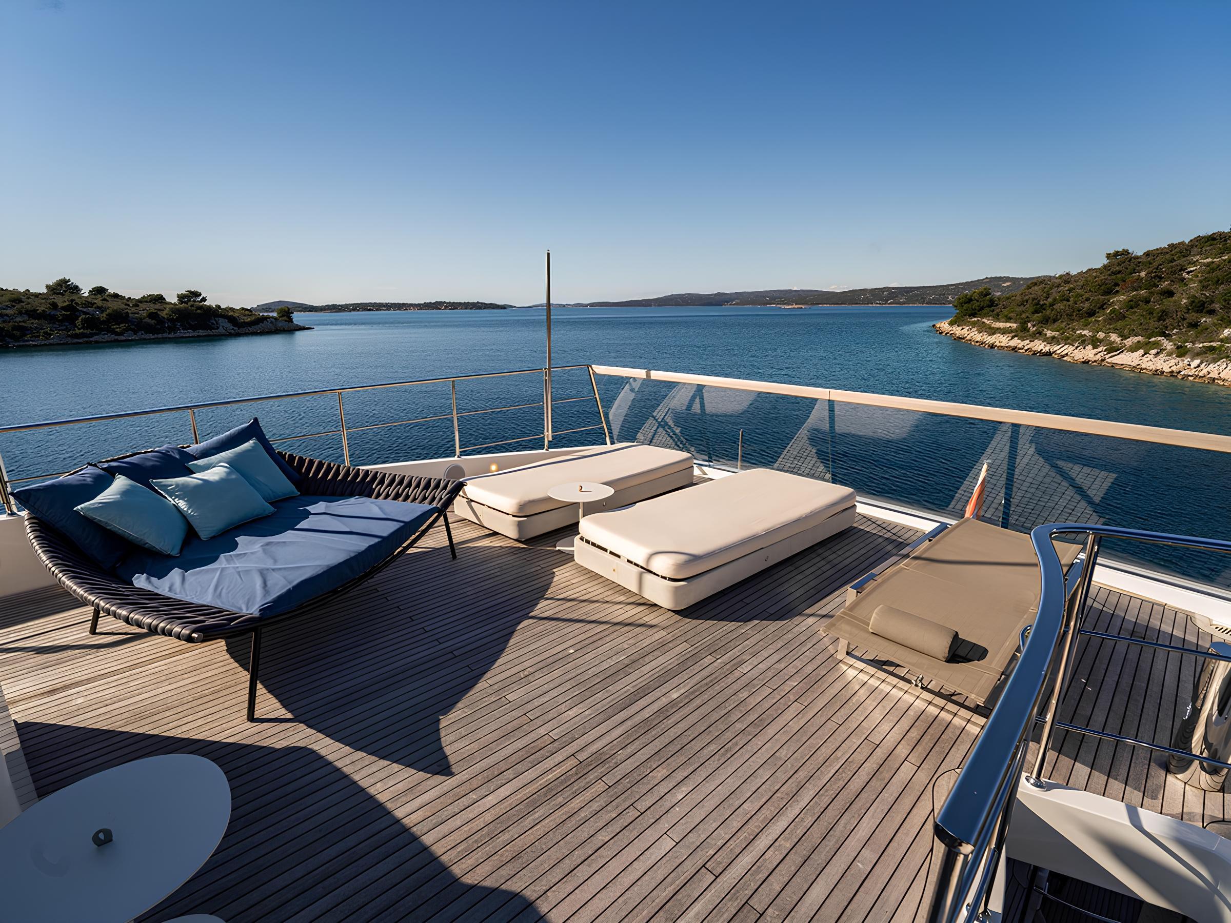 Зона отдыха на сандеке/Sundeck lounge area