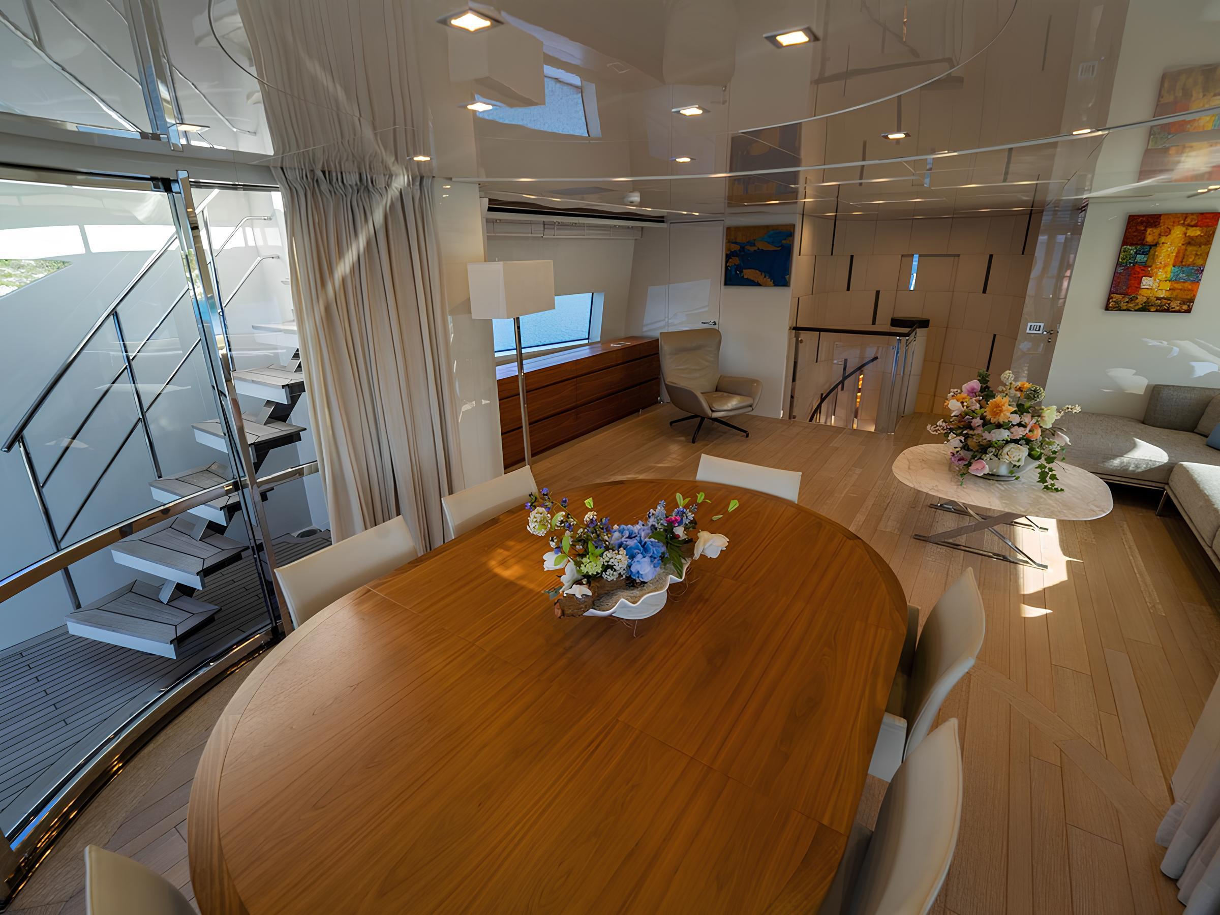 Обеденная зона в салоне на верхней палубе/Upper deck saloon dining area