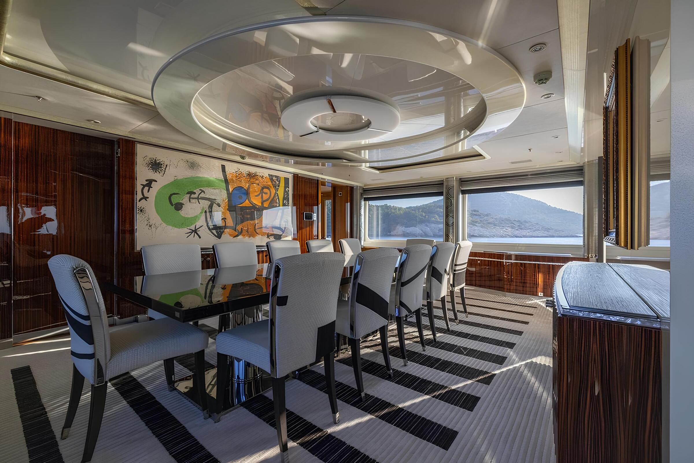 Обеденная зона в главном салоне/Main salon dining area