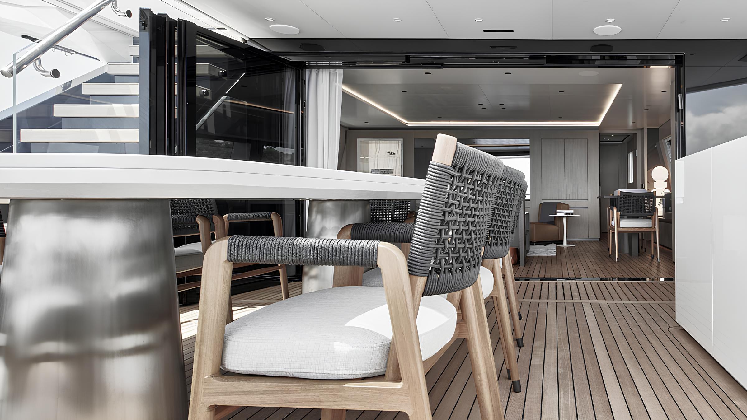 Обеденная зона на корме верхней палубы/Aft upper deck dining area