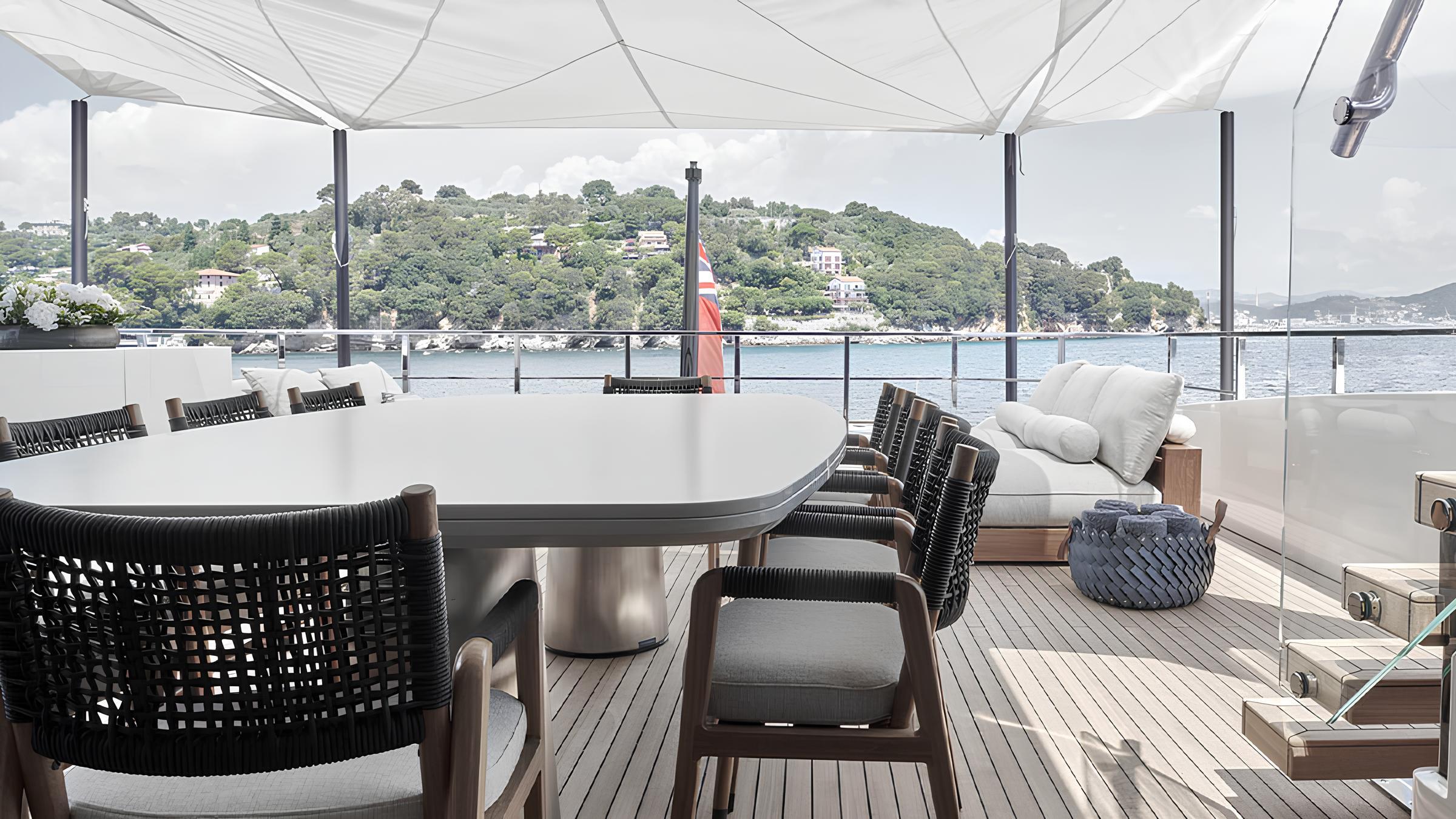 Обеденная зона на корме верхней палубы/Aft upper deck dining area