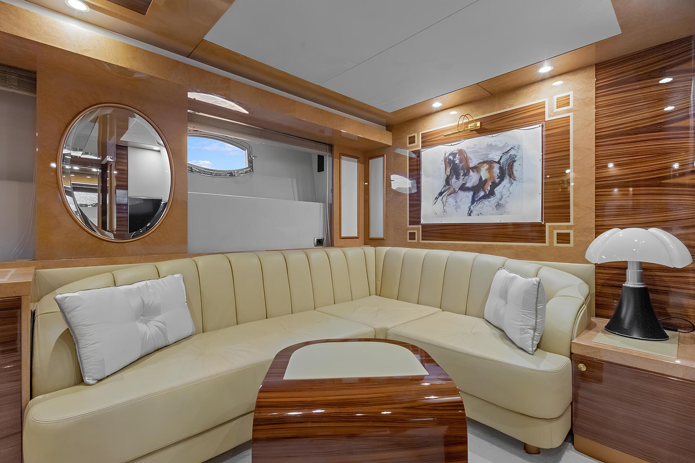 Кабинет в каюте владельца/Office in the master cabin