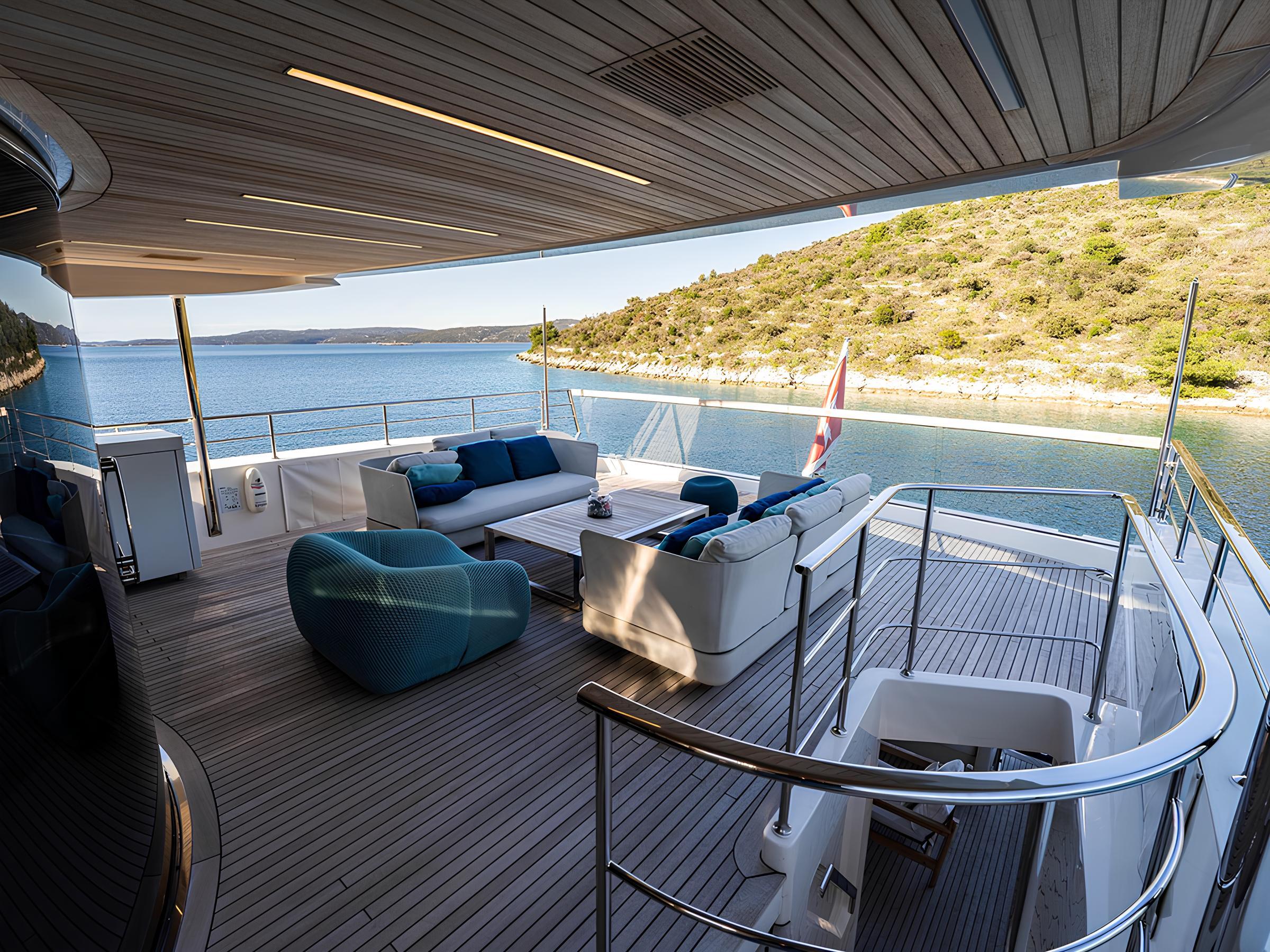 Зона отдыха на корме верхней палубы/Aft upper deck lounge area