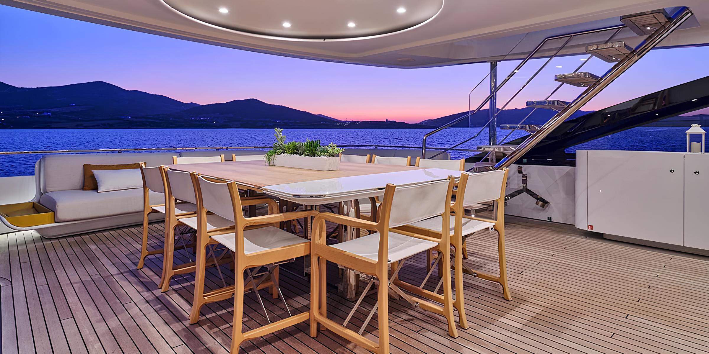 Обеденная зона на корме верхней палубы/Aft upper deck dining area