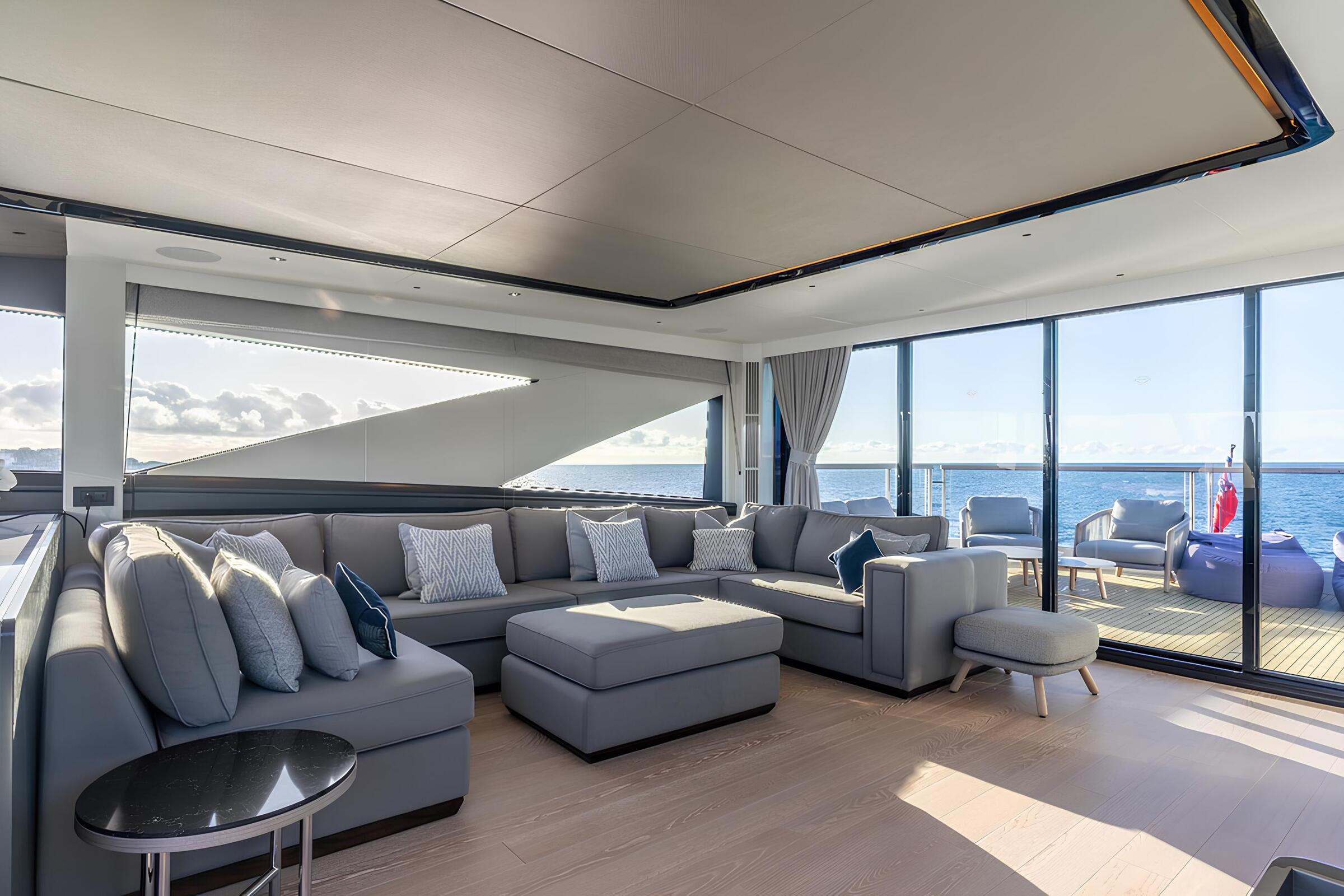 Зона отдыха на флайбридже/Flybridge lounge area