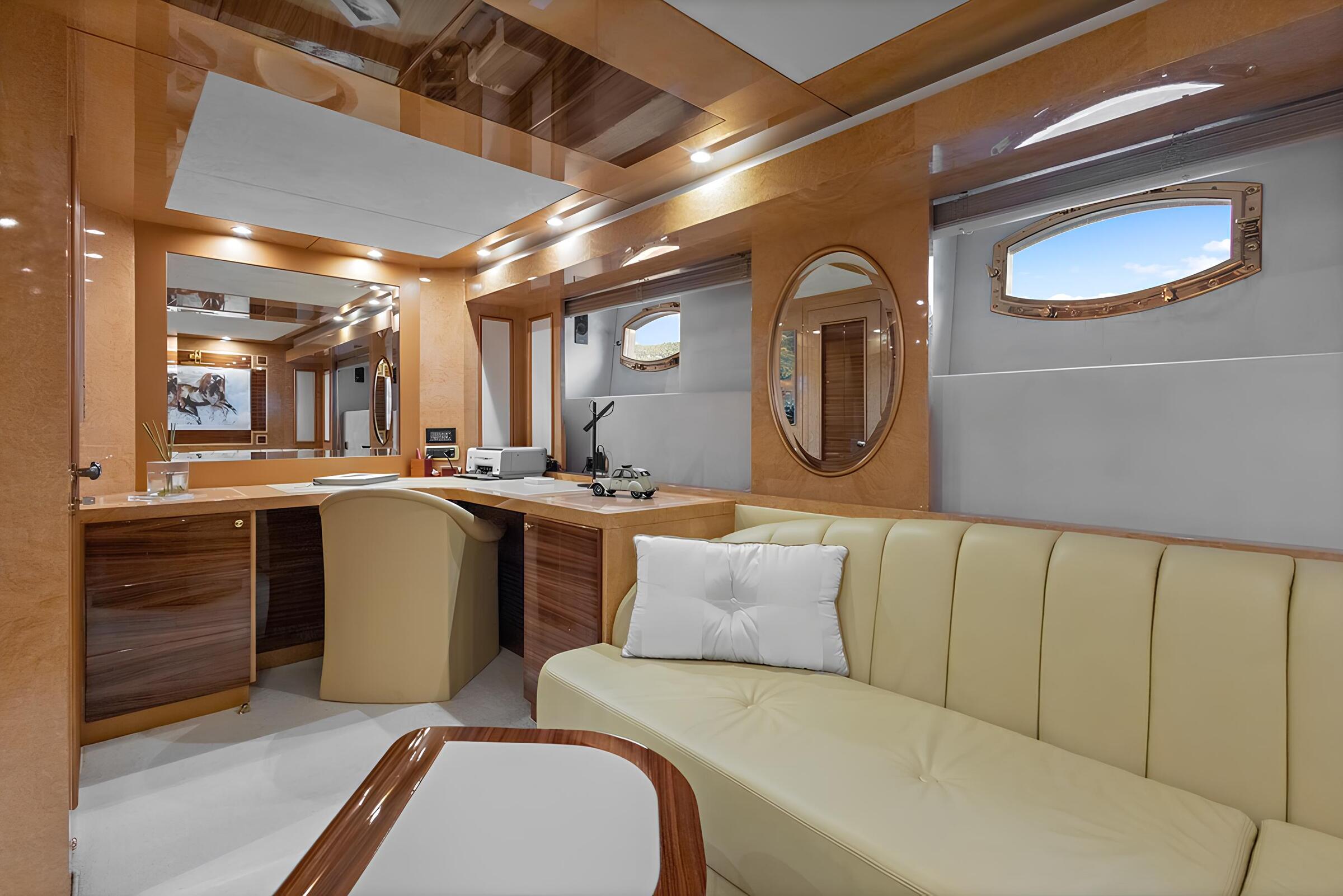 Кабинет в каюте владельца/Office in the master cabin