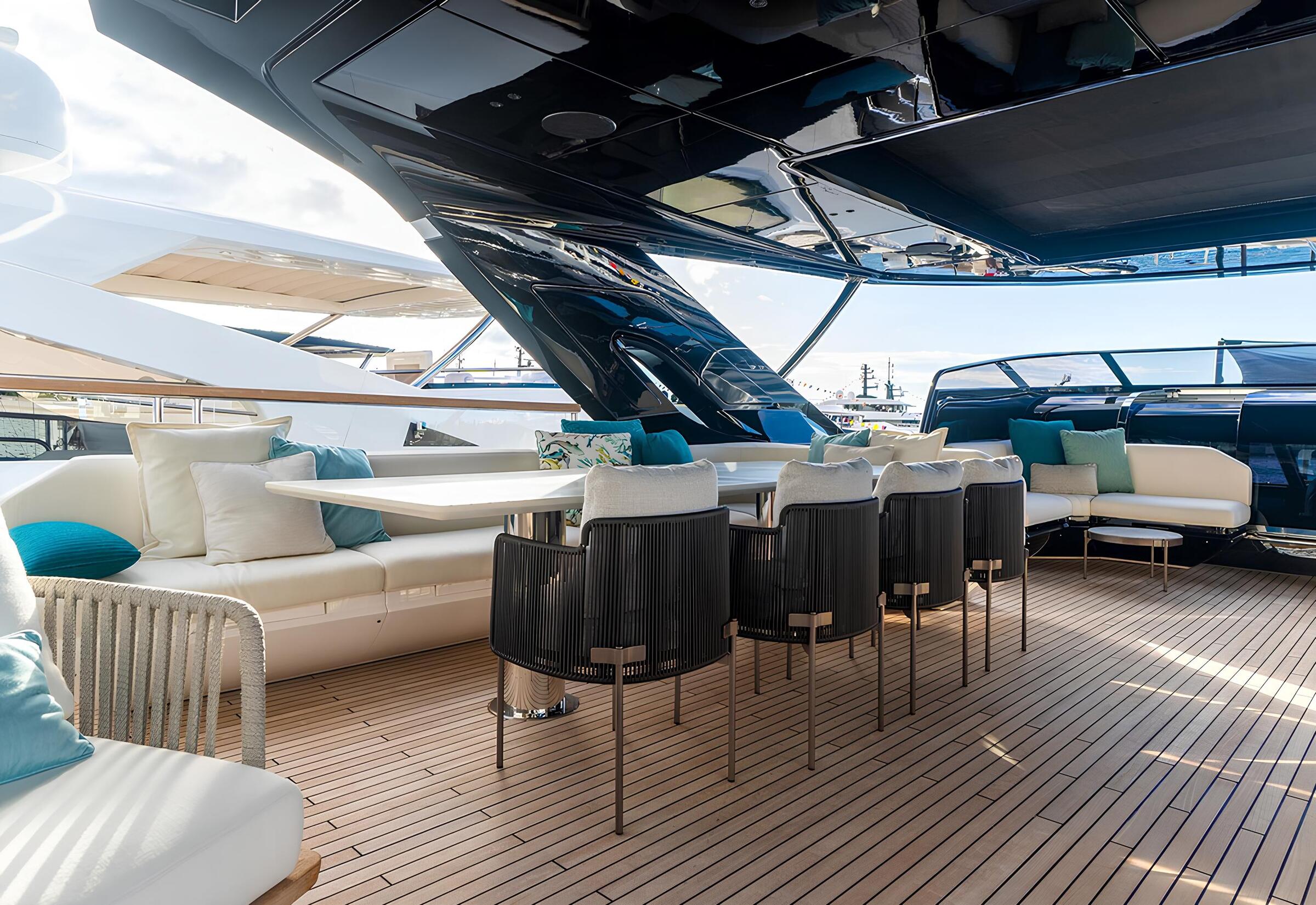 Обеденная зона на флайбридже/Flybridge dining area