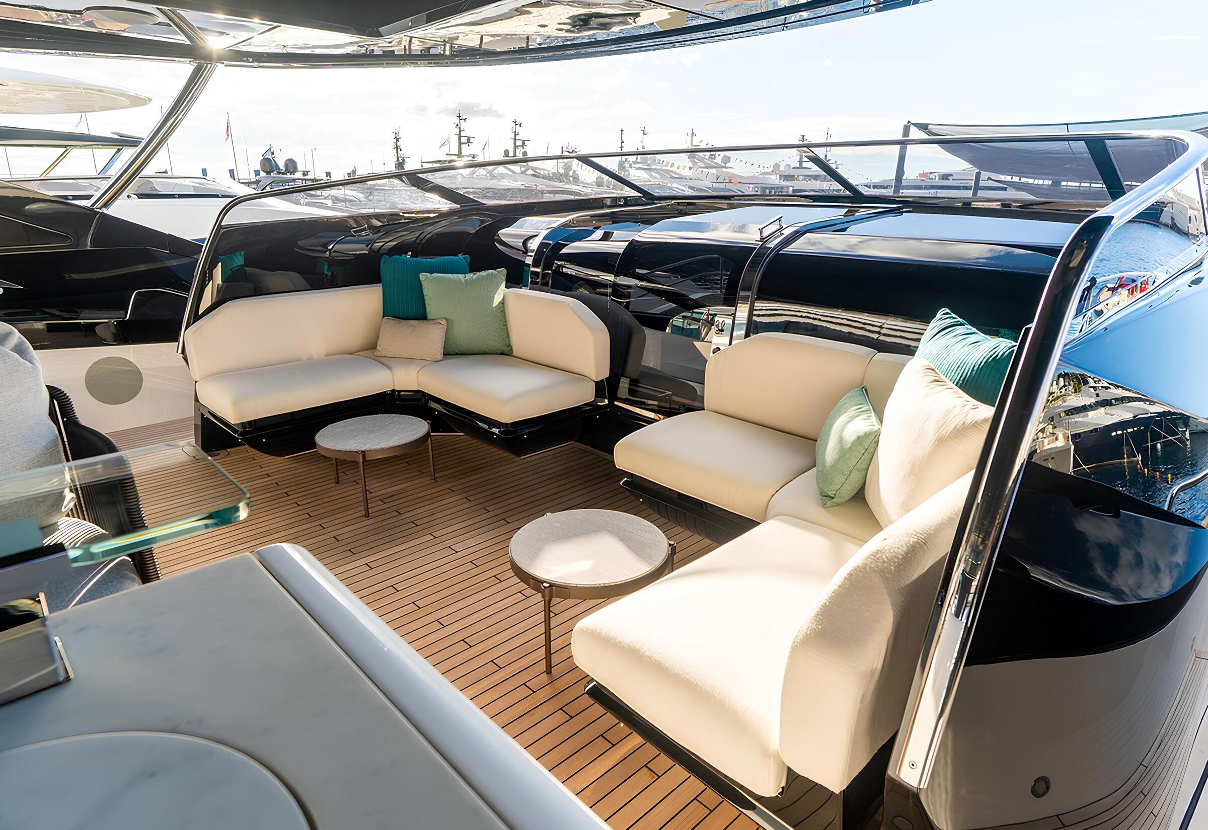 Зона отдыха на флайбридже/Flybridge lounge area