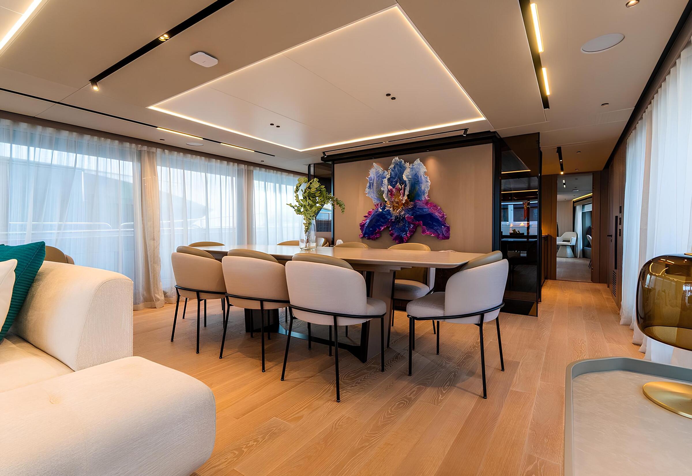 Обеденная зона в главном салоне/Main salon dining area