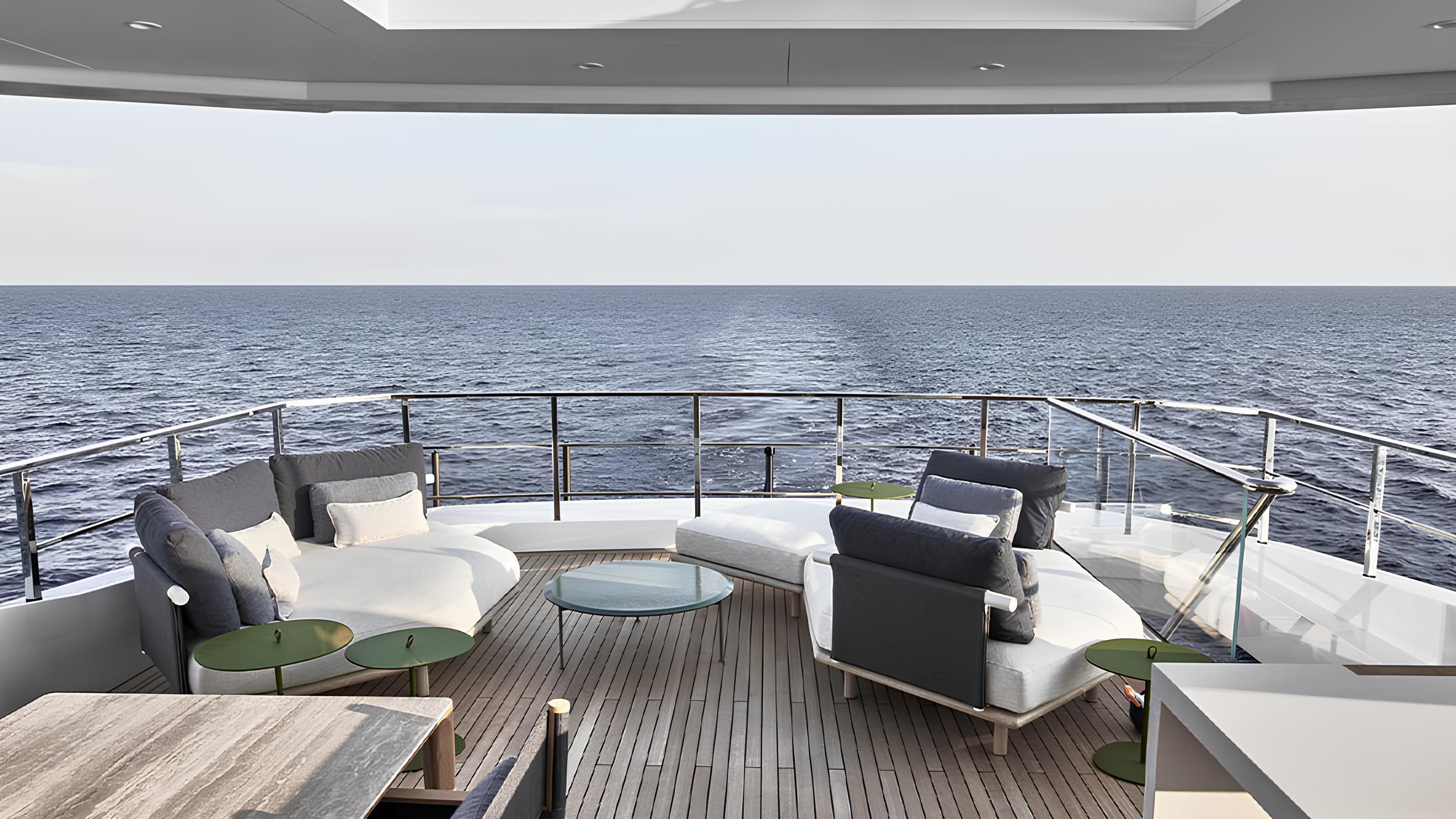 Зона отдыха на сандеке/Sundeck lounge area